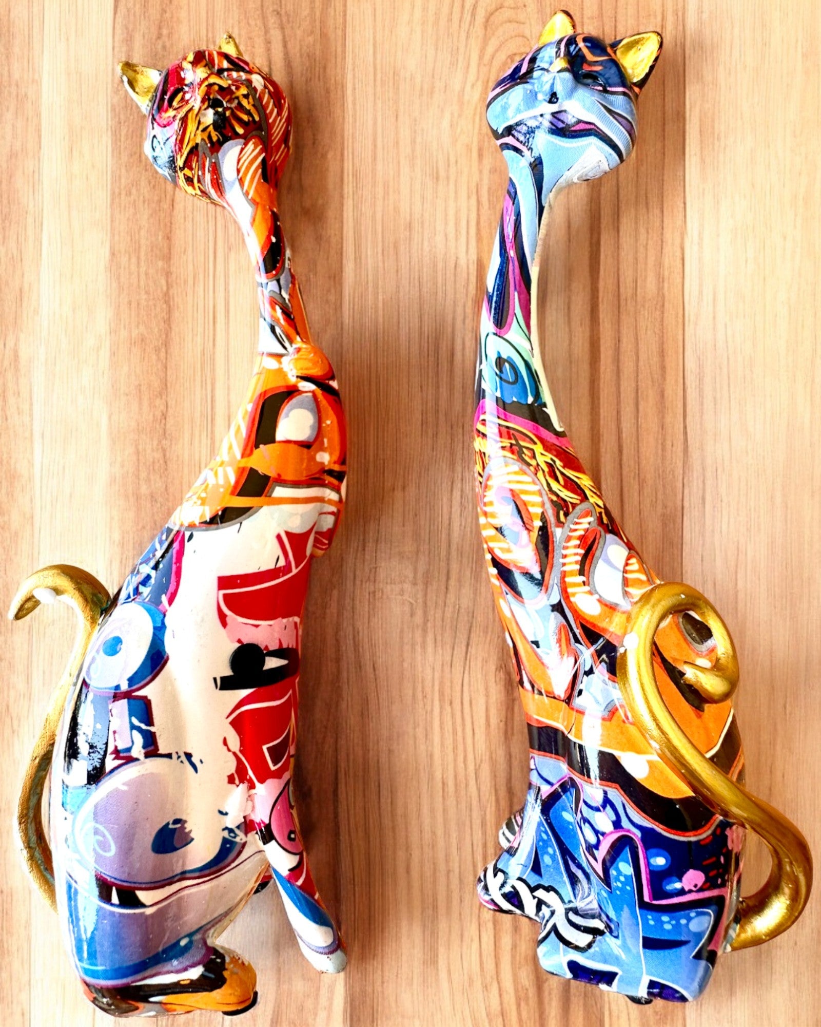 Abstrakte kattefigurer "ArtCats", håndmalt, harpiks – 25 cm, 2 stk.