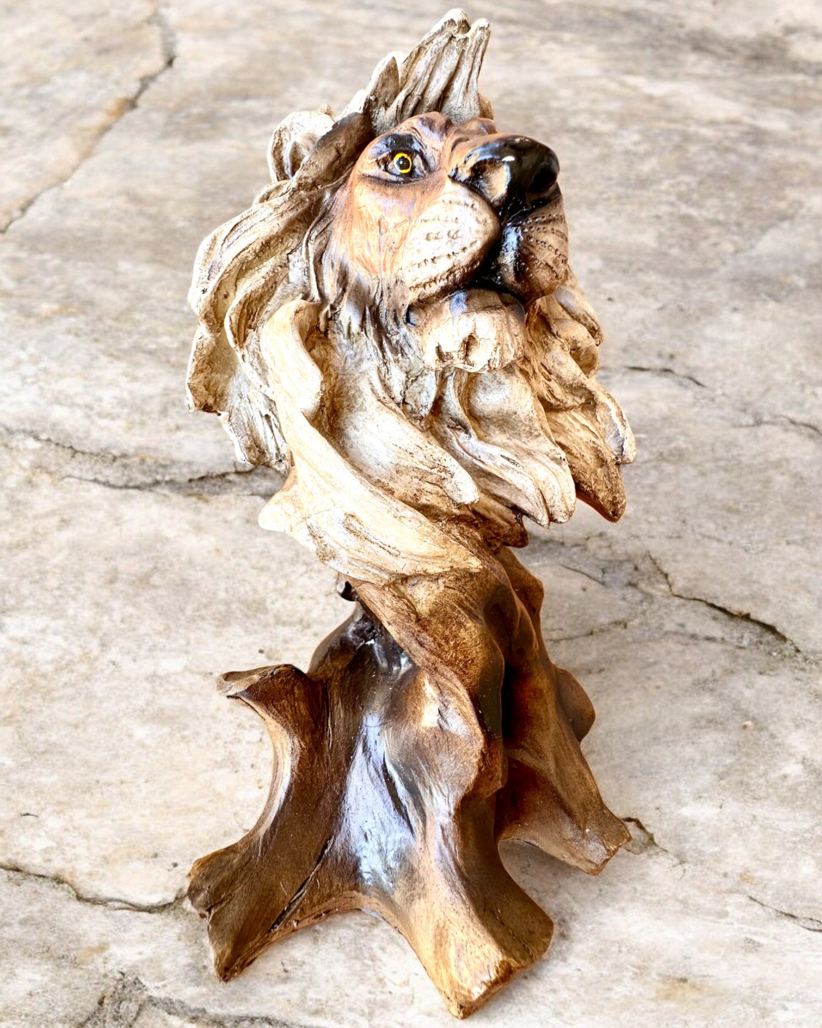 Lwia Odwaga Figurka z Resin, 28 cm høyde, med mulighet for gravering som gave
