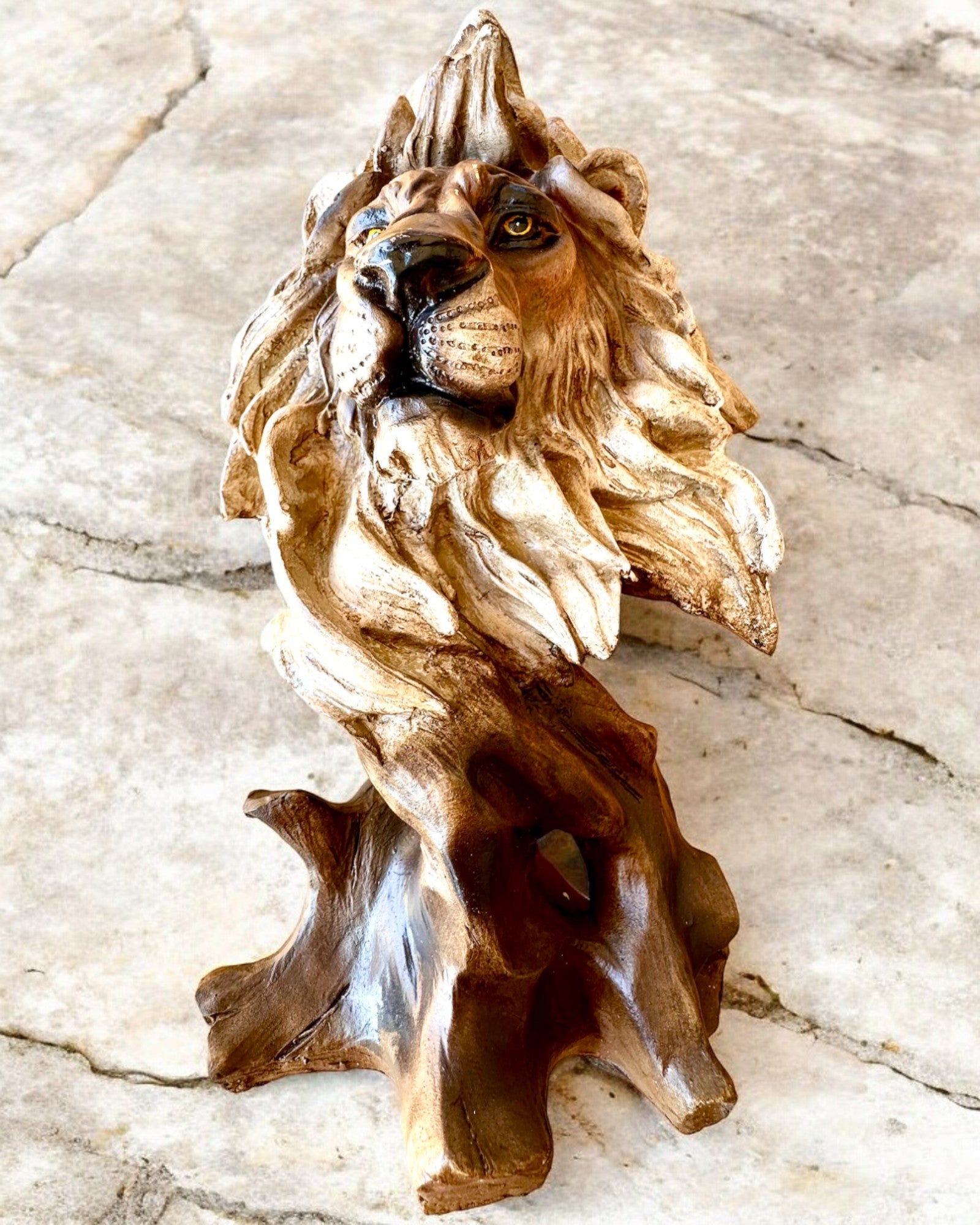 Lwia Odwaga Figurka z Resin, 28 cm høyde, med mulighet for gravering som gave