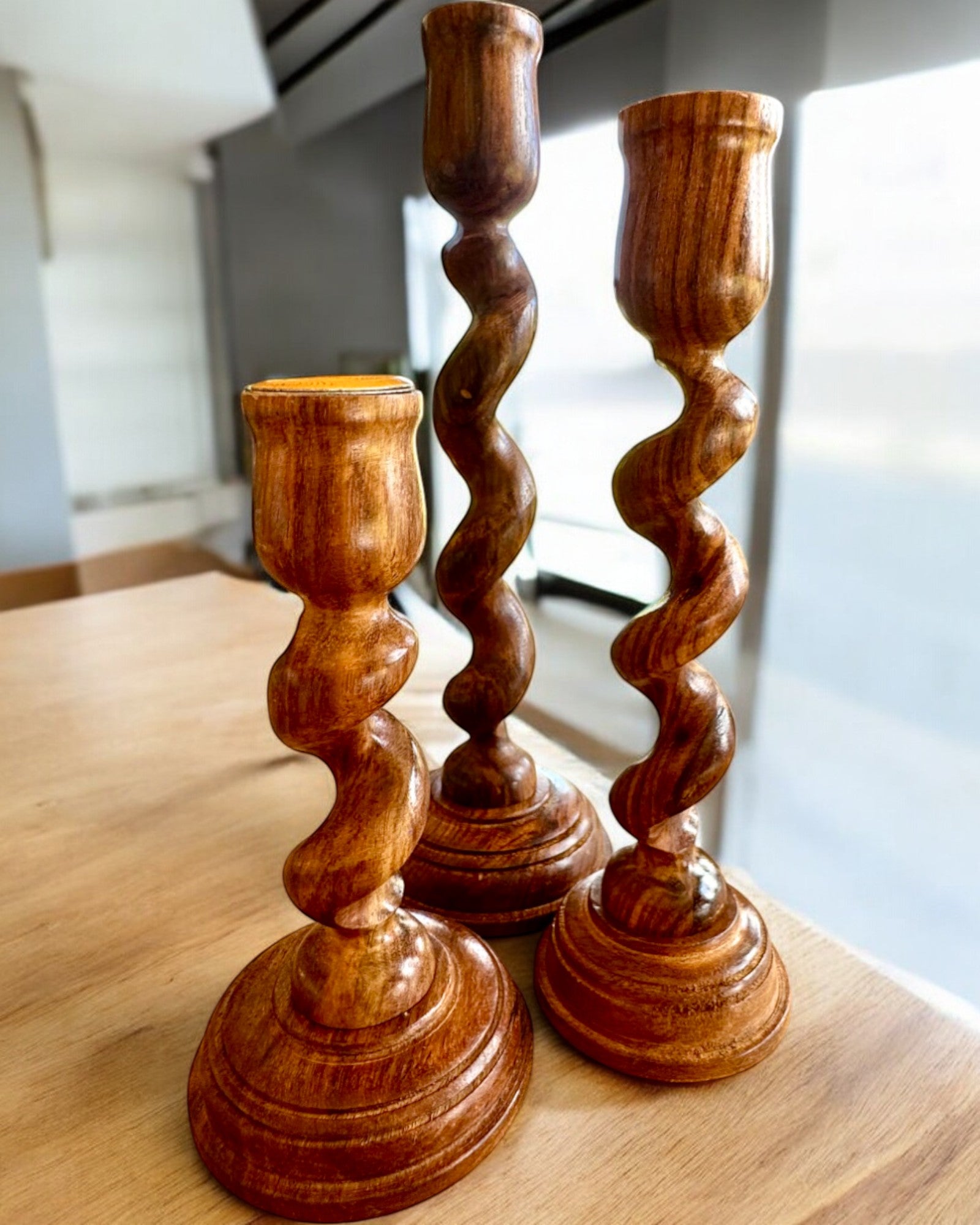 Sett med 3 lysestaker "Spiral Lys" 25 cm høy, mulighet for personalisering med gravering som gave