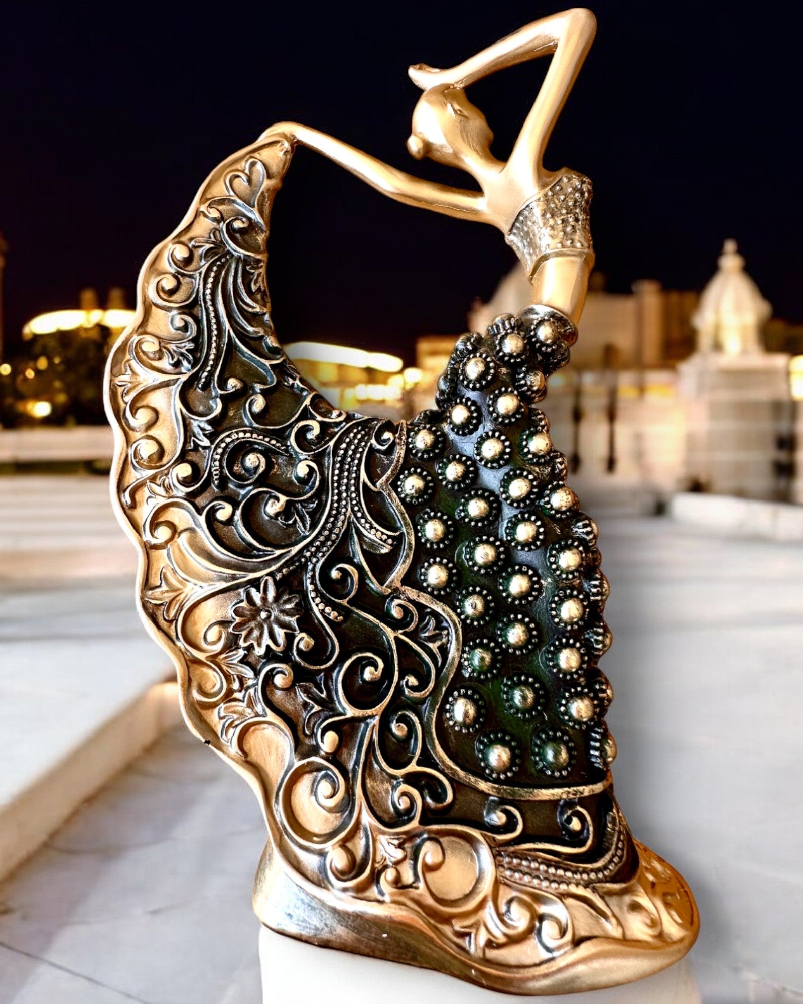 Elegant skulptur "Tancerka Złotego Blasku", 29 cm høy, med mulighet for gravering som gave