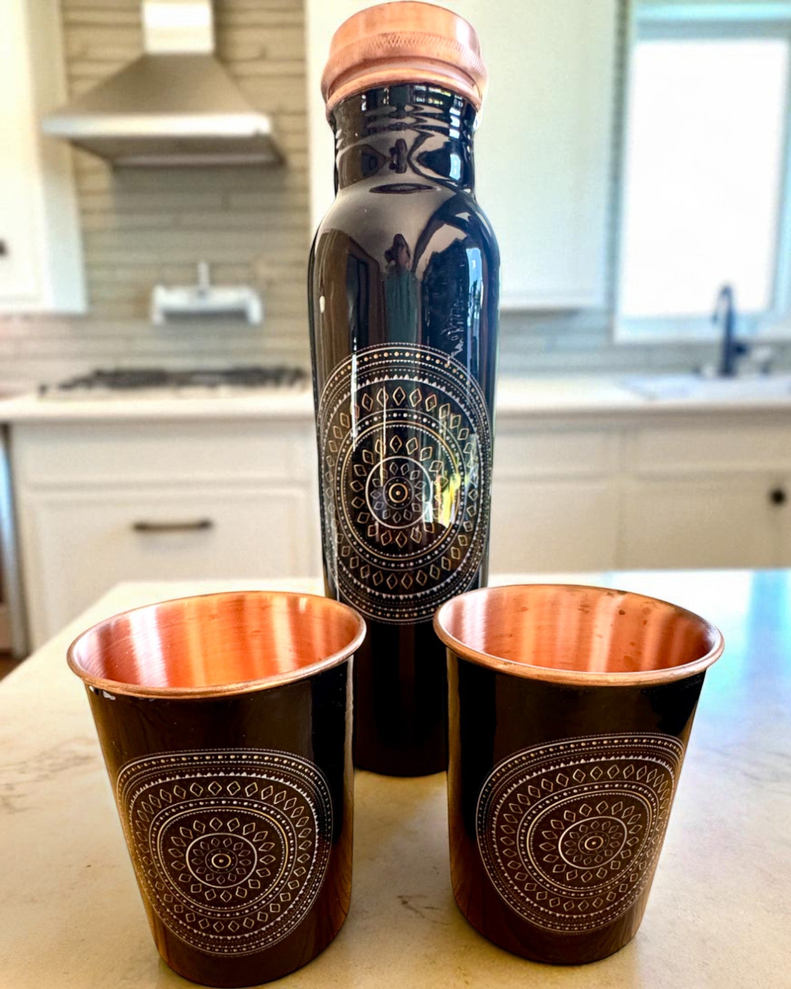 Kobbersett Mandala – Flaske 1L + 2 Kopper i Etui, mulighet for personalisering med gravering som gave