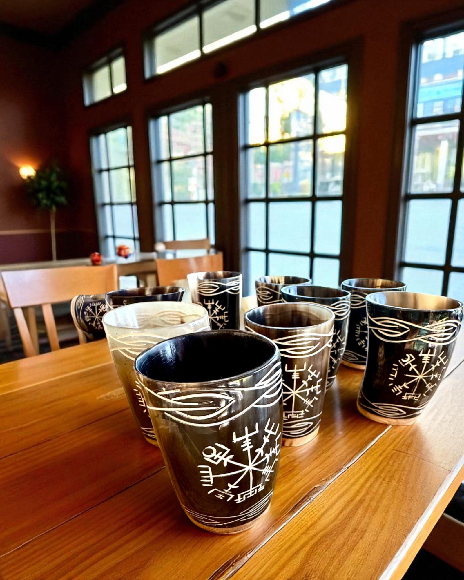 Valknut Håndlaget liten kopp av bøffelhorn med norrøne symboler, mulighet for tilpasning som gave med gravering