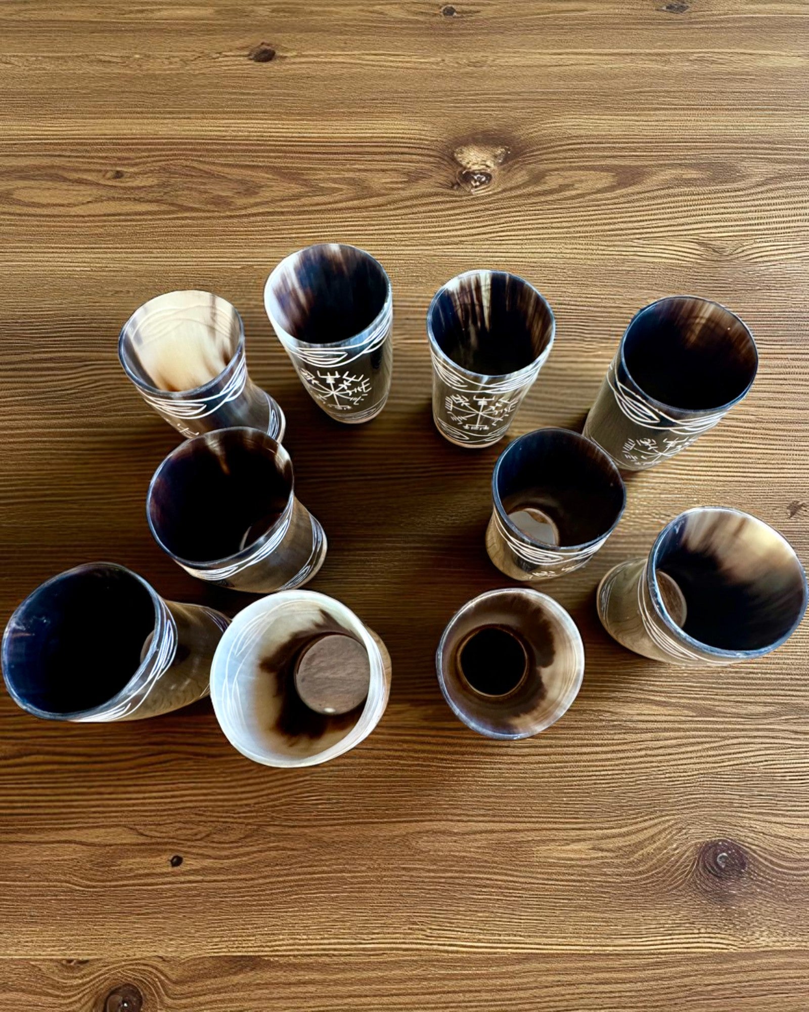 Valknut Håndlaget liten kopp av bøffelhorn med norrøne symboler, mulighet for tilpasning som gave med gravering