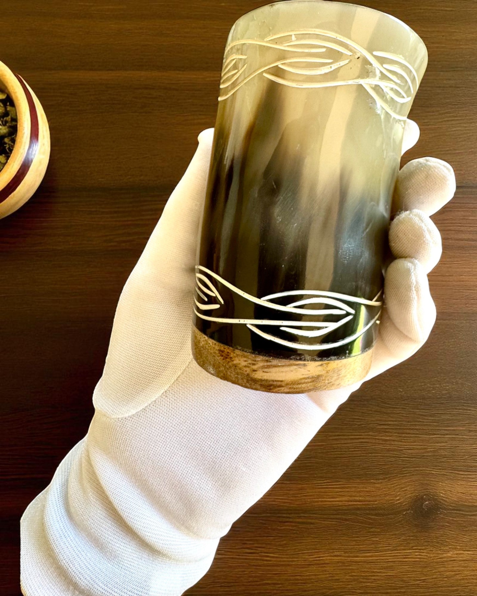 Valknut Håndlaget liten kopp av bøffelhorn med norrøne symboler, mulighet for tilpasning som gave med gravering