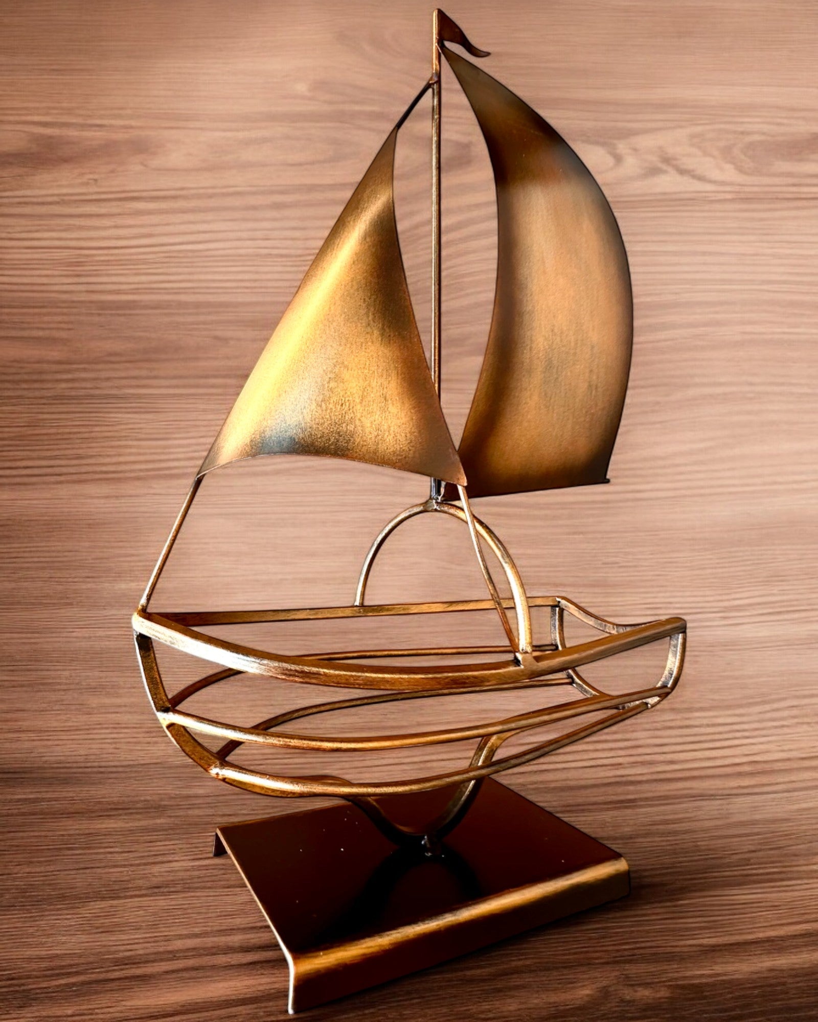 Metall Vinstativ 45 cm høy, "Sjømannens Fantasi" - i Form av et Seilskip med Mulighet for Gravering som gave