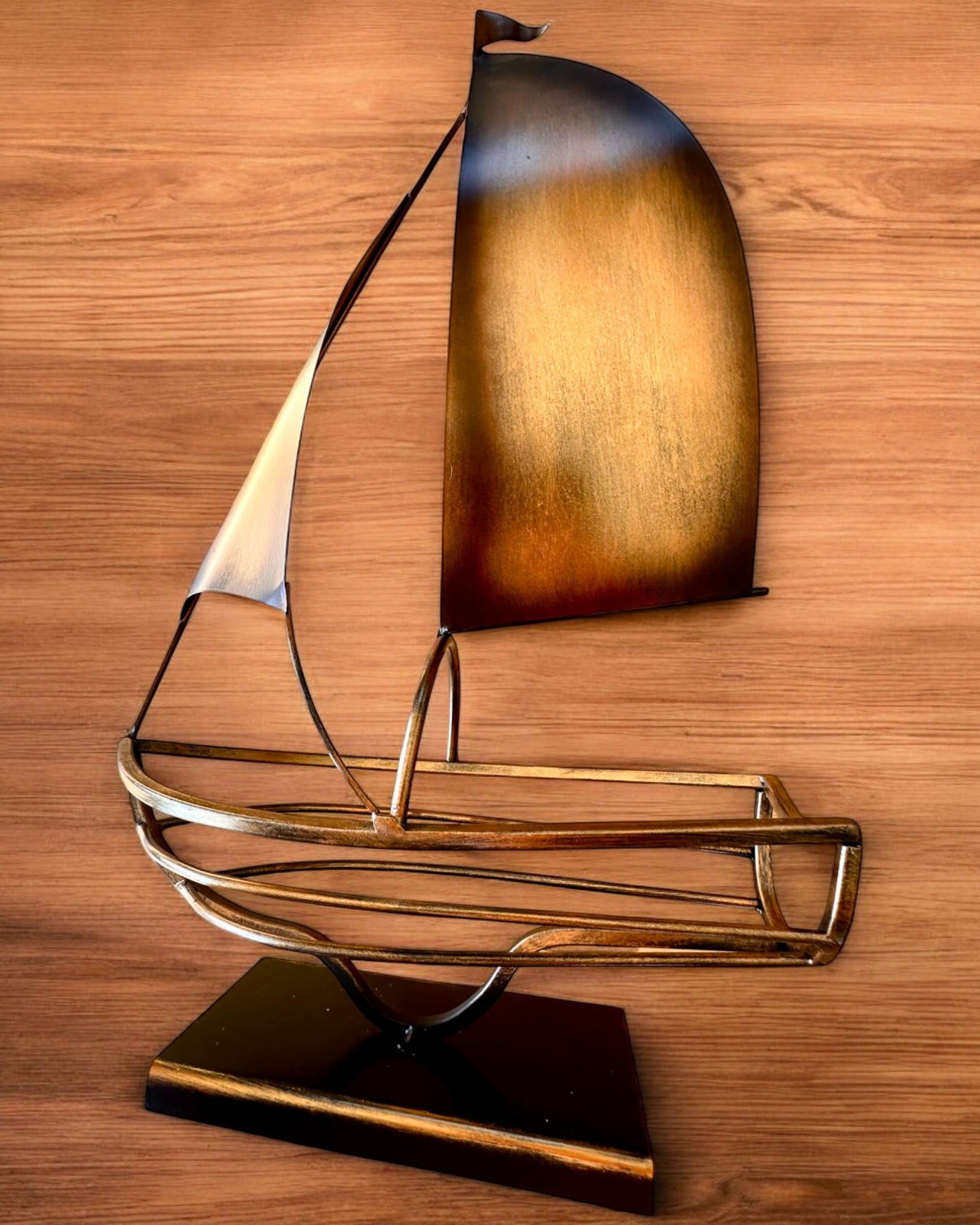 Metall Vinstativ 45 cm høy, "Sjømannens Fantasi" - i Form av et Seilskip med Mulighet for Gravering som gave