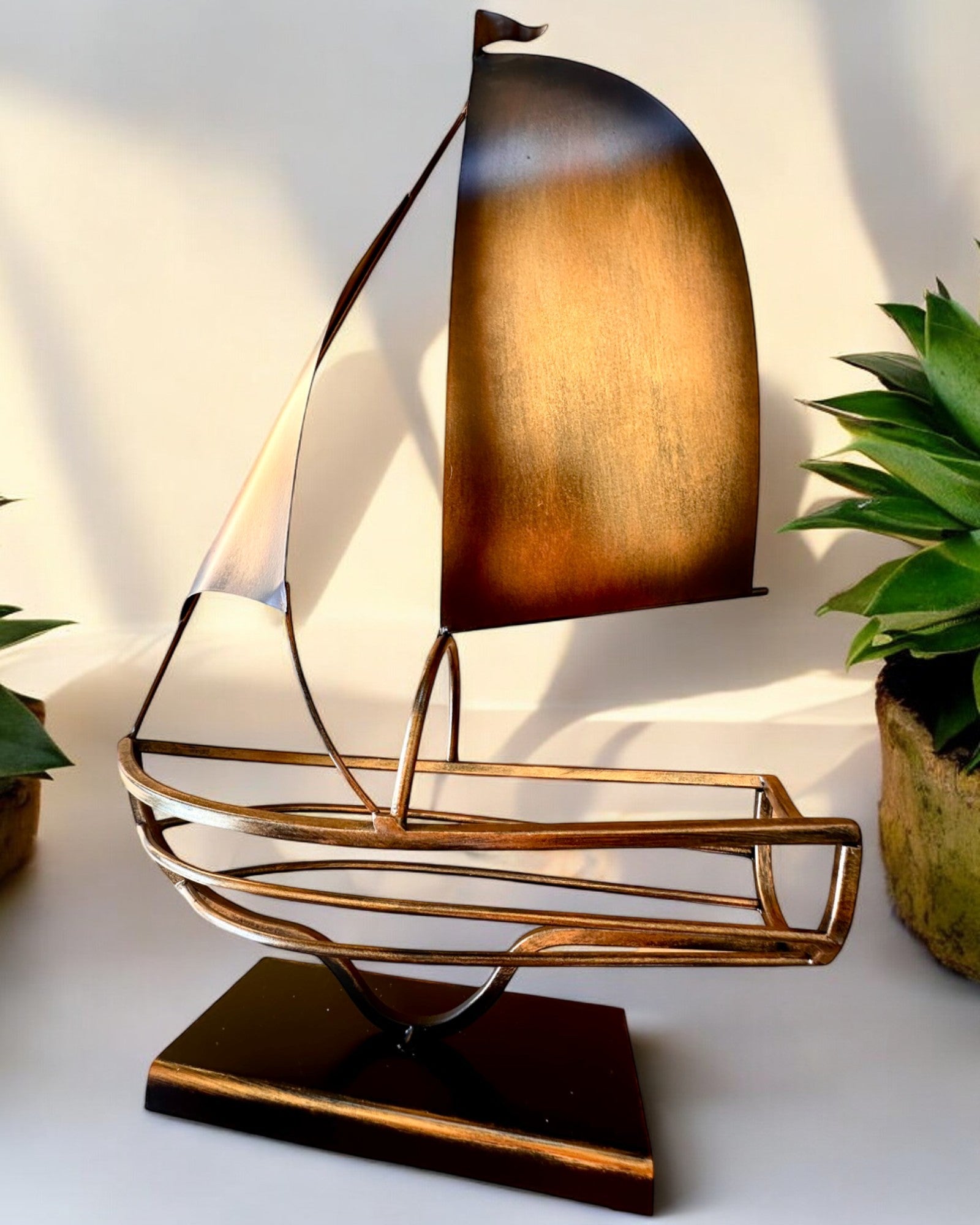 Metall Vinstativ 45 cm høy, "Sjømannens Fantasi" - i Form av et Seilskip med Mulighet for Gravering som gave