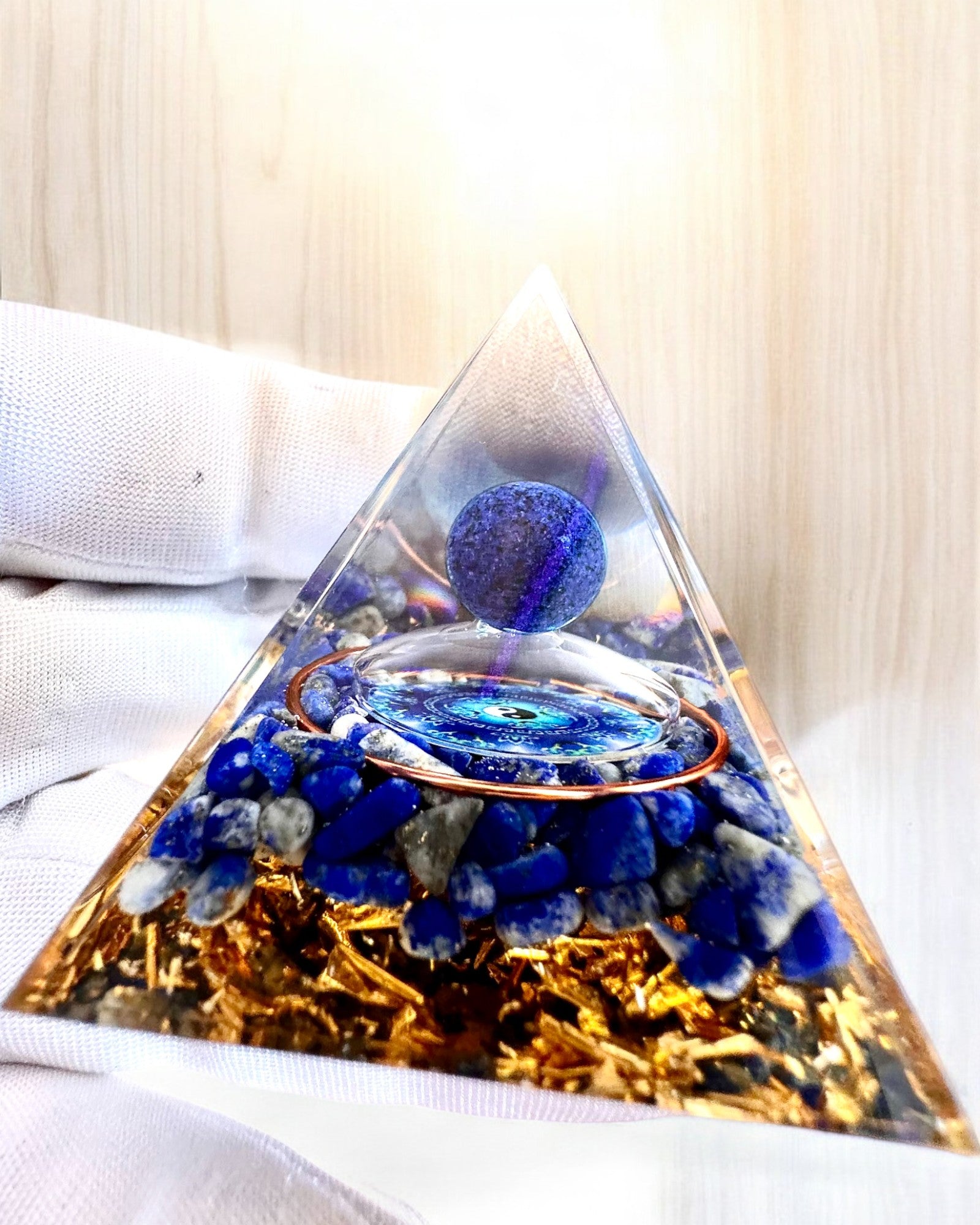 Orgonitt energipyramide "Zenith" med Lapis Lazuli, ideell som gave