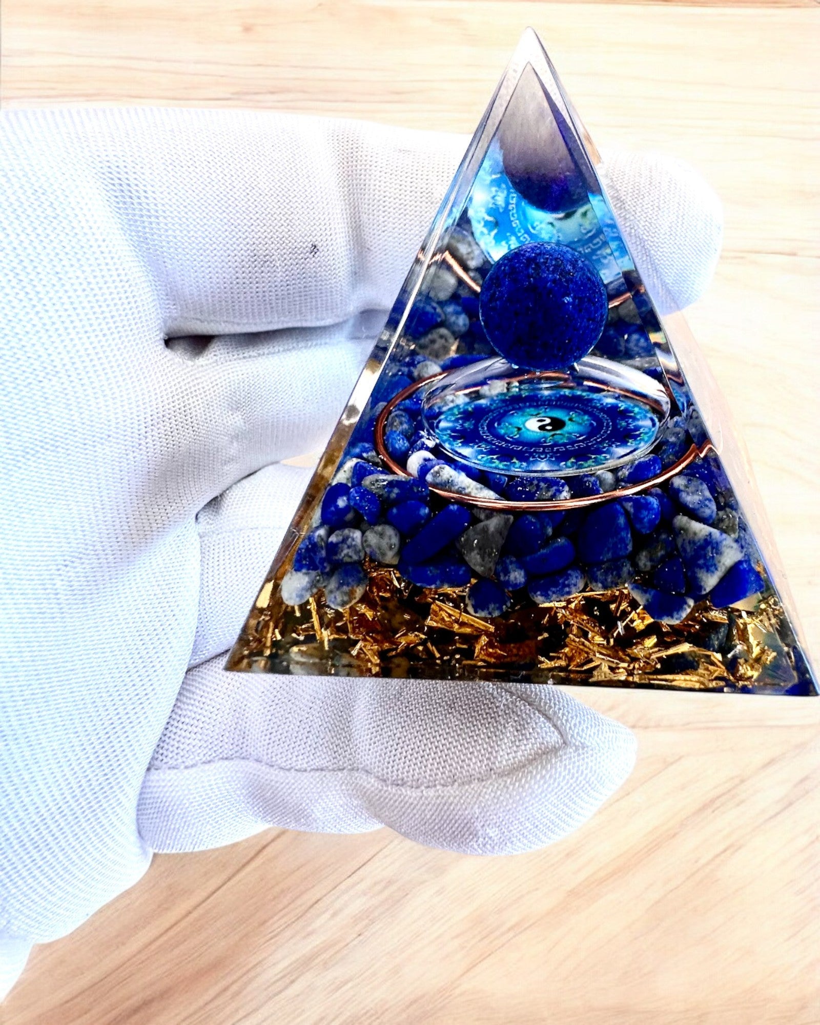 Orgonitt energipyramide "Zenith" med Lapis Lazuli, ideell som gave