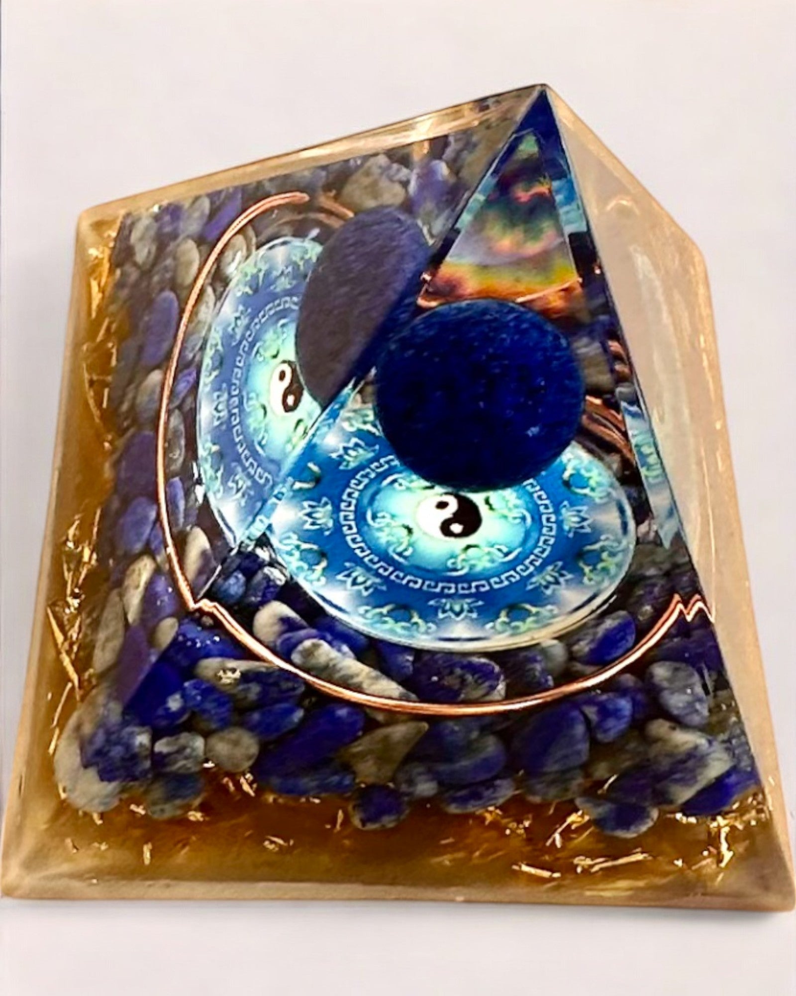 Orgonitt energipyramide "Zenith" med Lapis Lazuli, ideell som gave