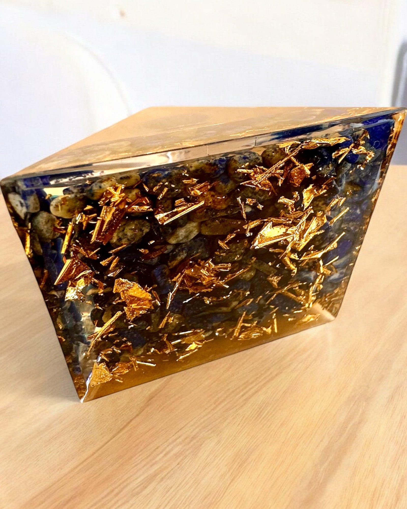 Orgonitt energipyramide "Zenith" med Lapis Lazuli, ideell som gave