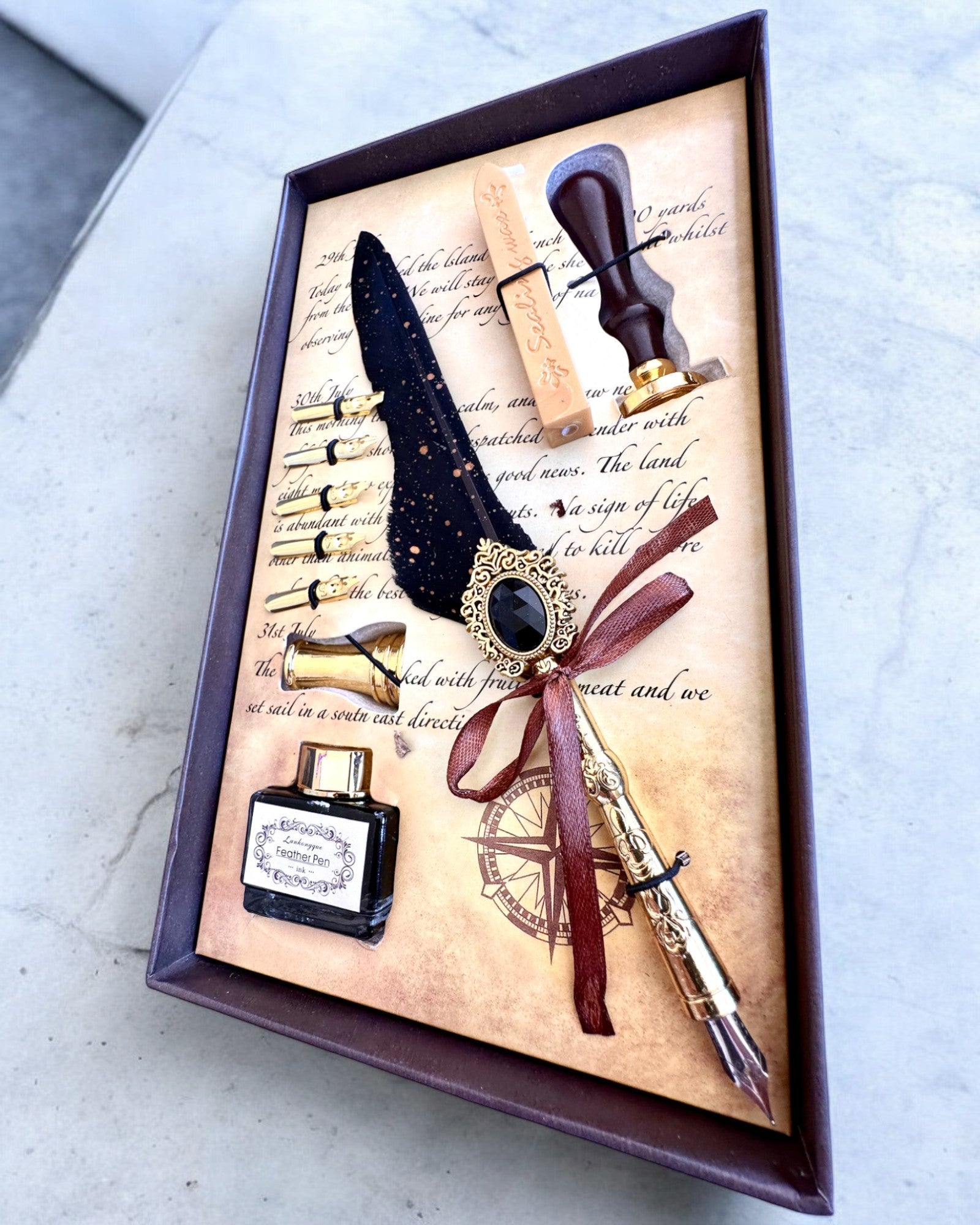 Kalligrafisett "Eleganse i Praksis" med Gravering Alternativ, som gave. 2 fargevarianter å velge mellom.