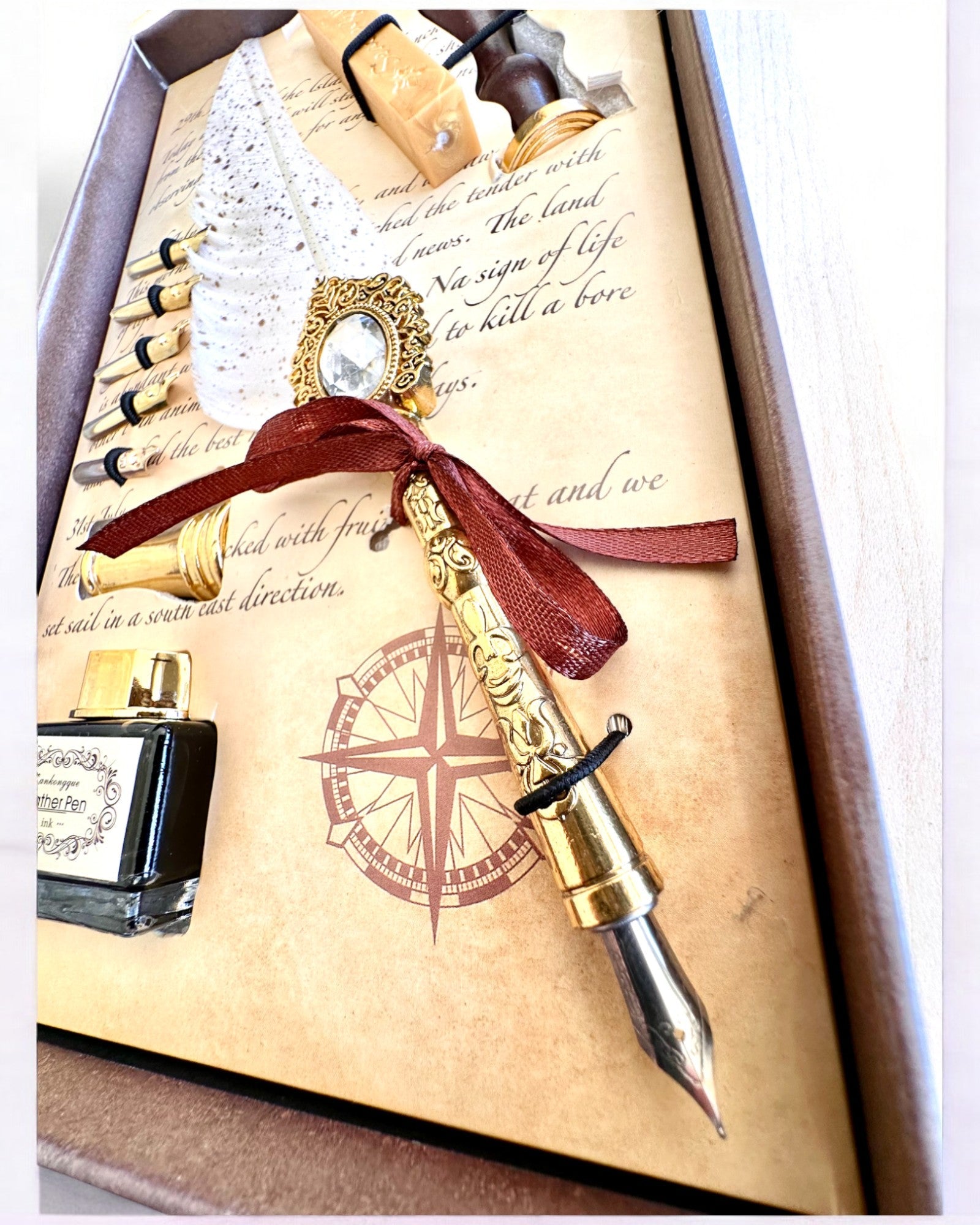 Kalligrafisett "Eleganse i Praksis" med Gravering Alternativ, som gave. 2 fargevarianter å velge mellom.