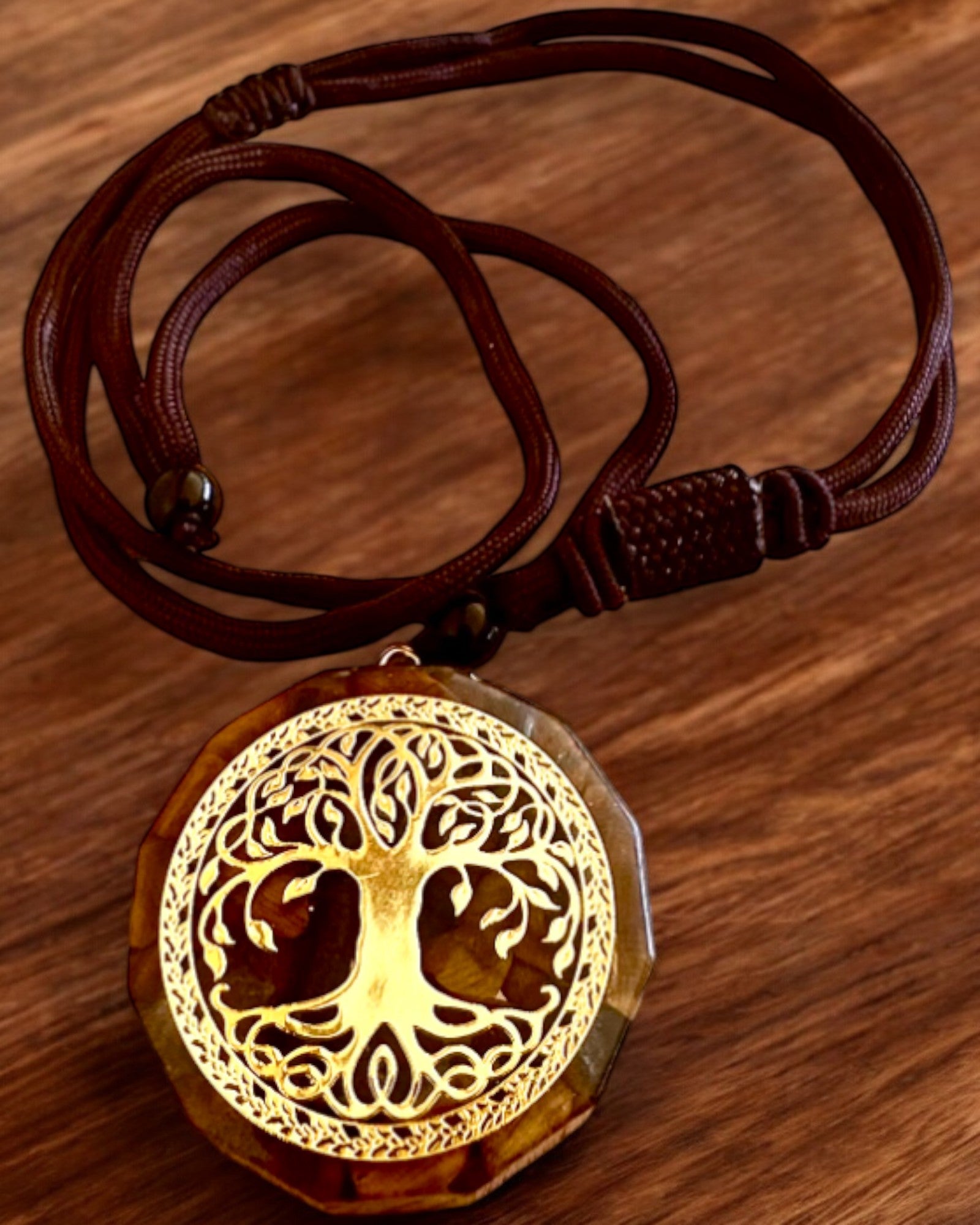 Amulett "Drzewo Życia" med tigerøye, halskjede som gave med personlig gravering