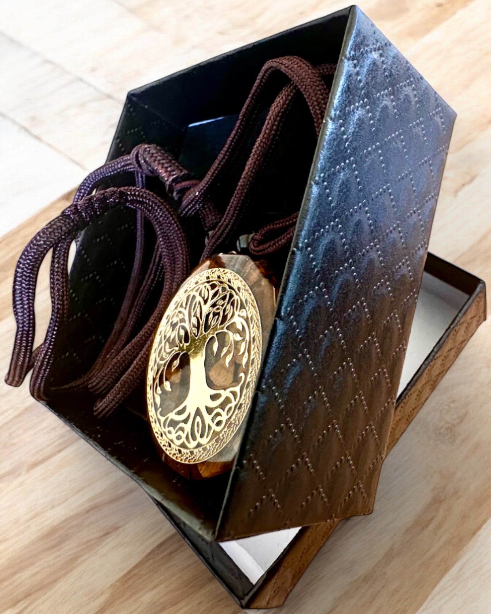 Amulett "Drzewo Życia" med tigerøye, halskjede som gave med personlig gravering