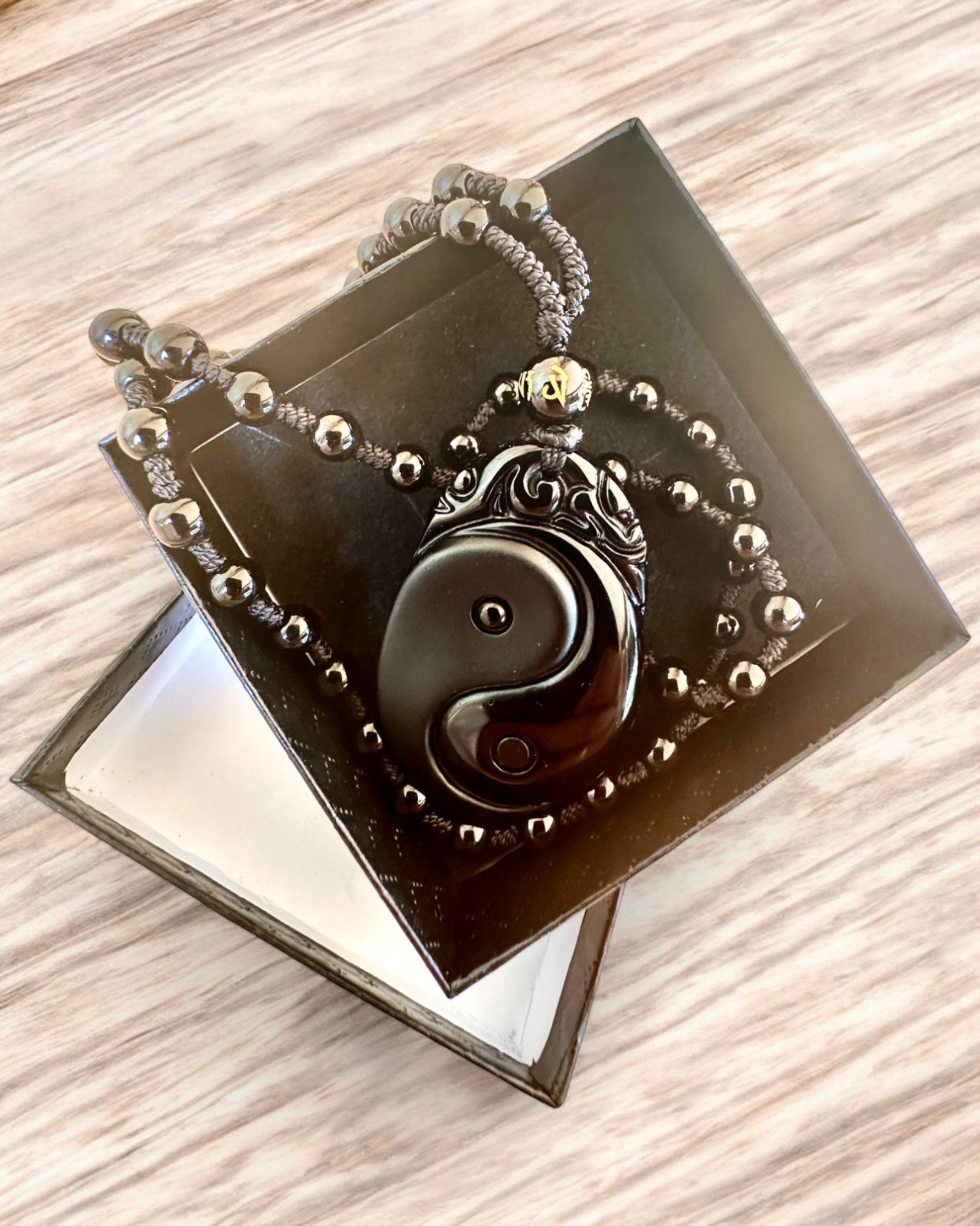 Obsidian Yin Yang Amulett med Gravering - Harmoni og Beskyttelse, personalisering med gravering som gave