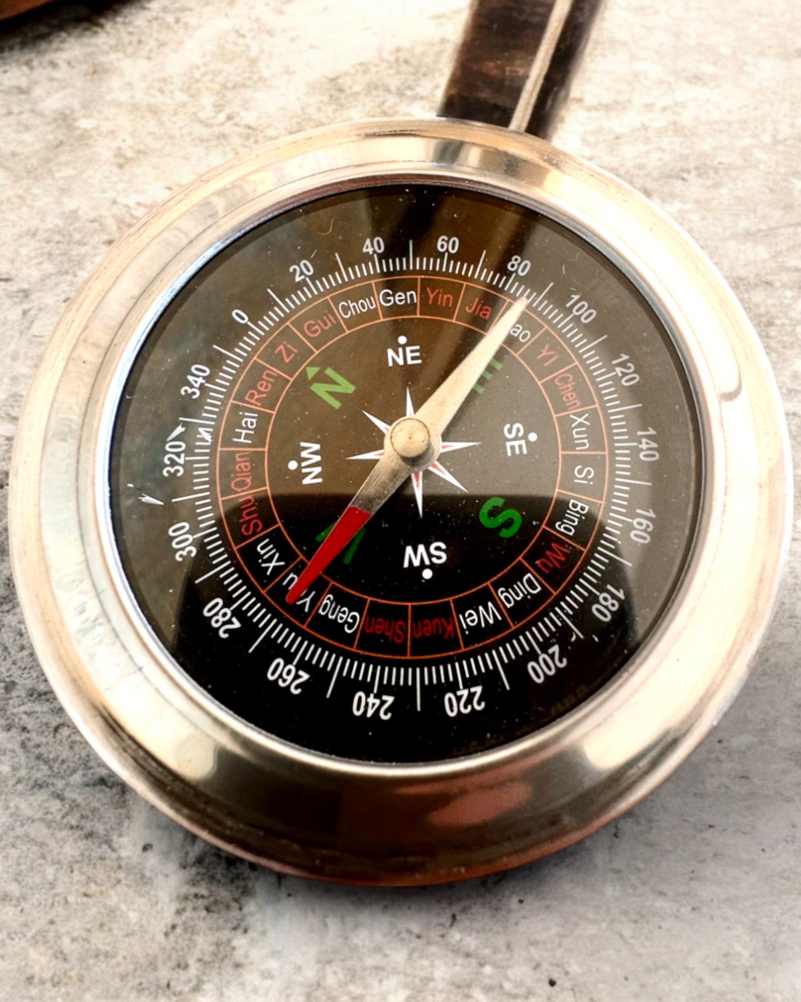 Kompass Feng Shui – Stålpresisjon, personalisering med gravering som gave