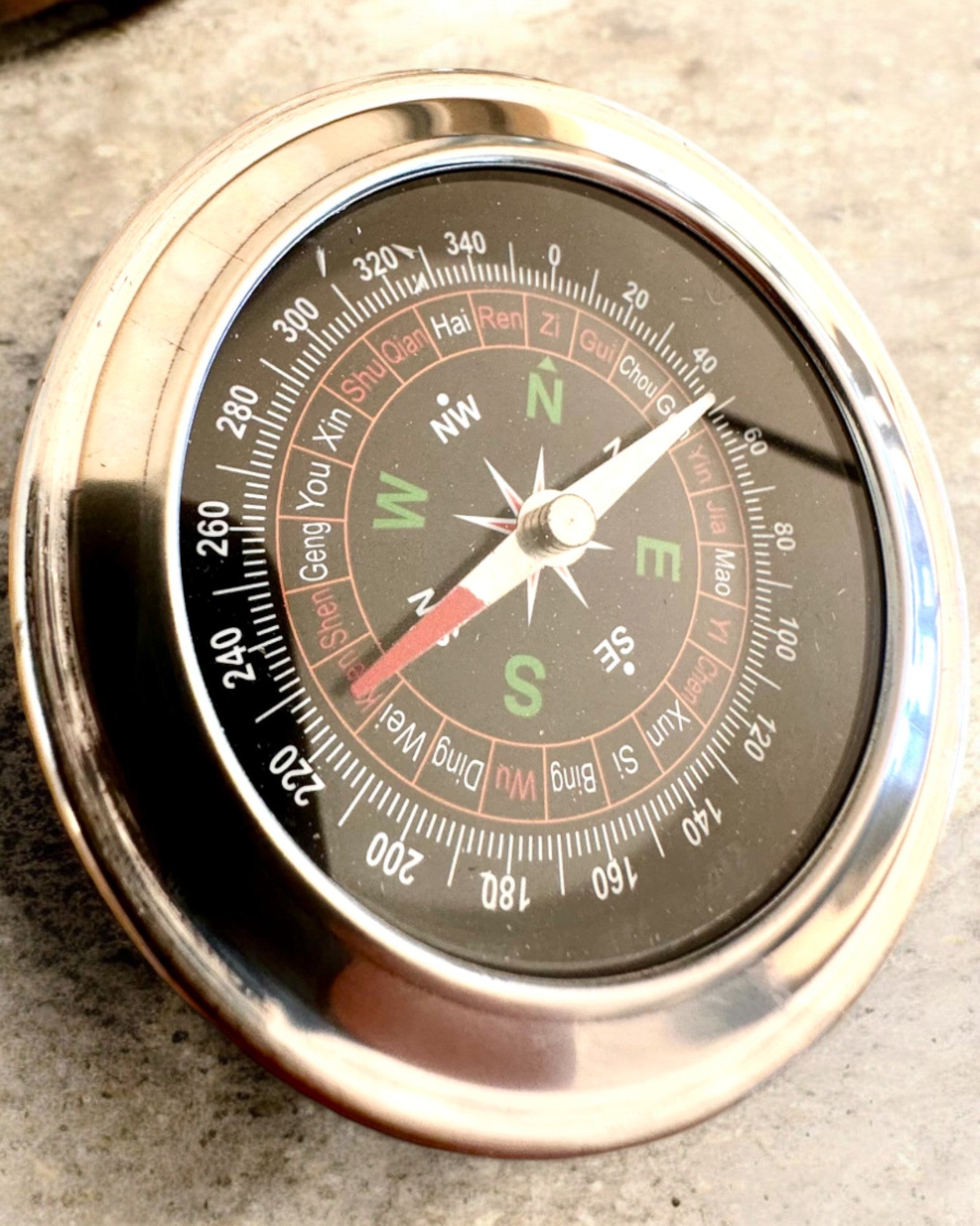 Kompass Feng Shui – Stålpresisjon, personalisering med gravering som gave