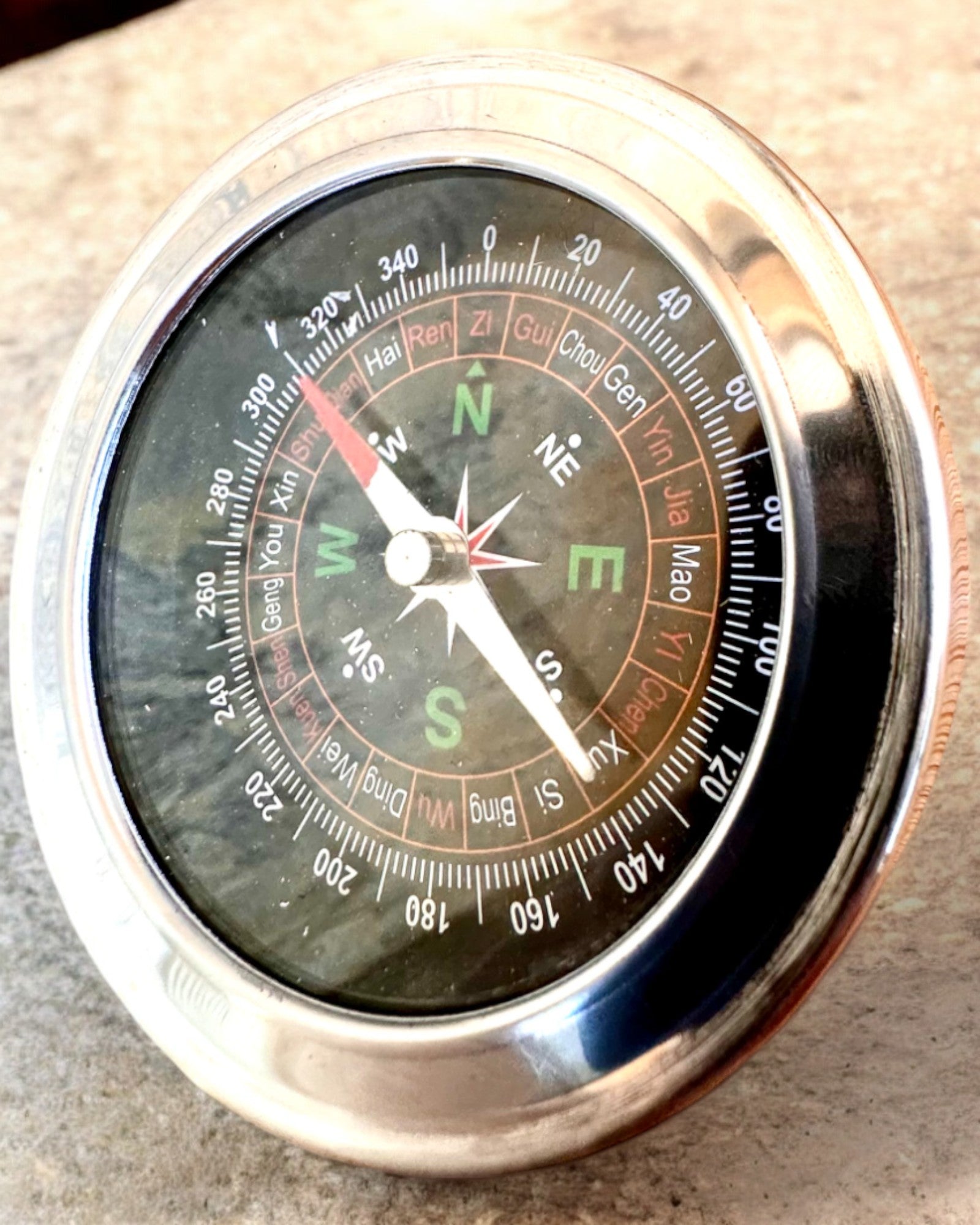 Kompass Feng Shui – Stålpresisjon, personalisering med gravering som gave