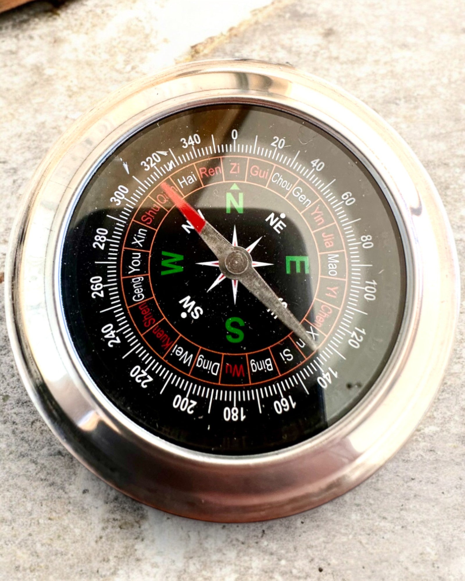 Kompass Feng Shui – Stålpresisjon, personalisering med gravering som gave