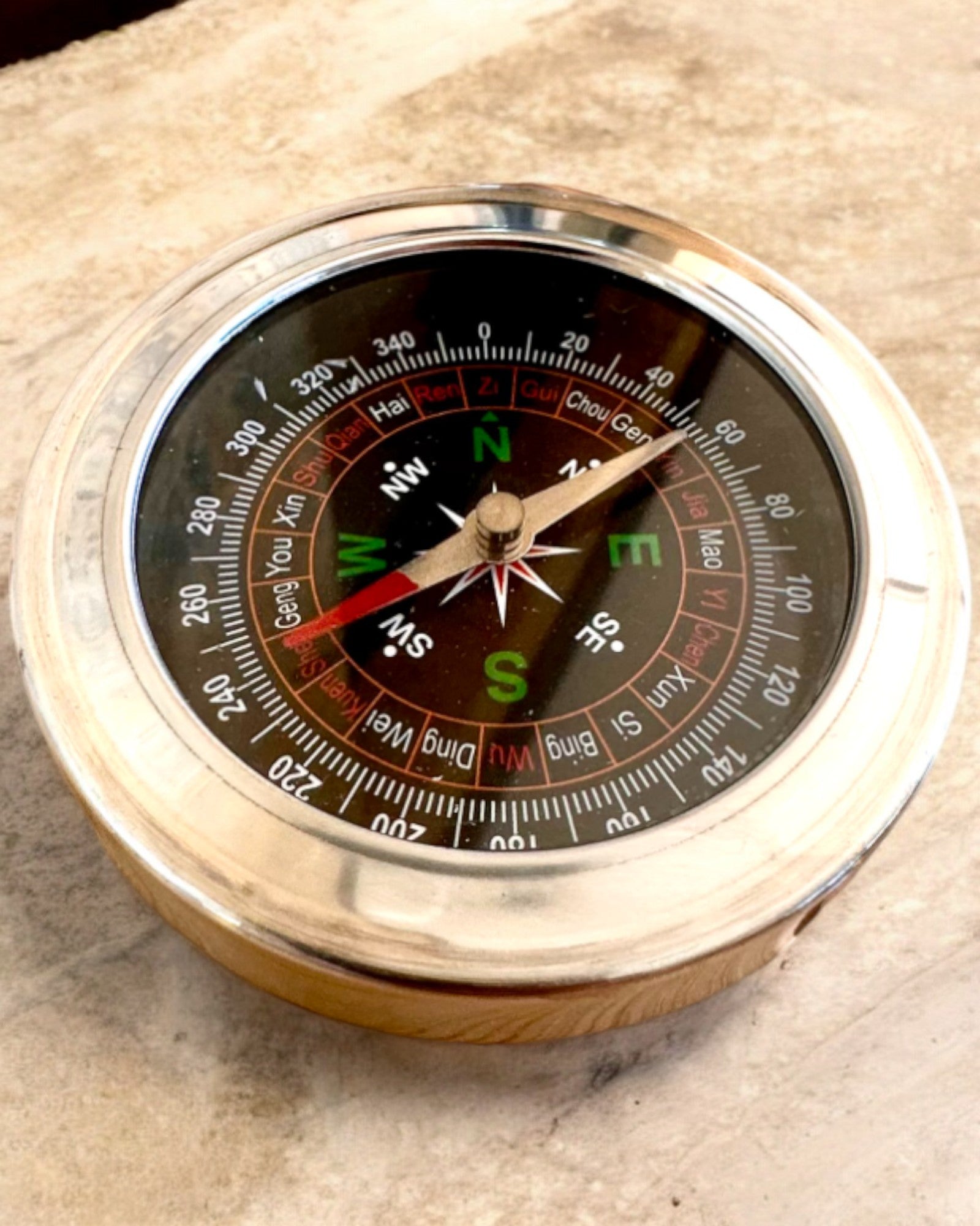 Kompass Feng Shui – Stålpresisjon, personalisering med gravering som gave