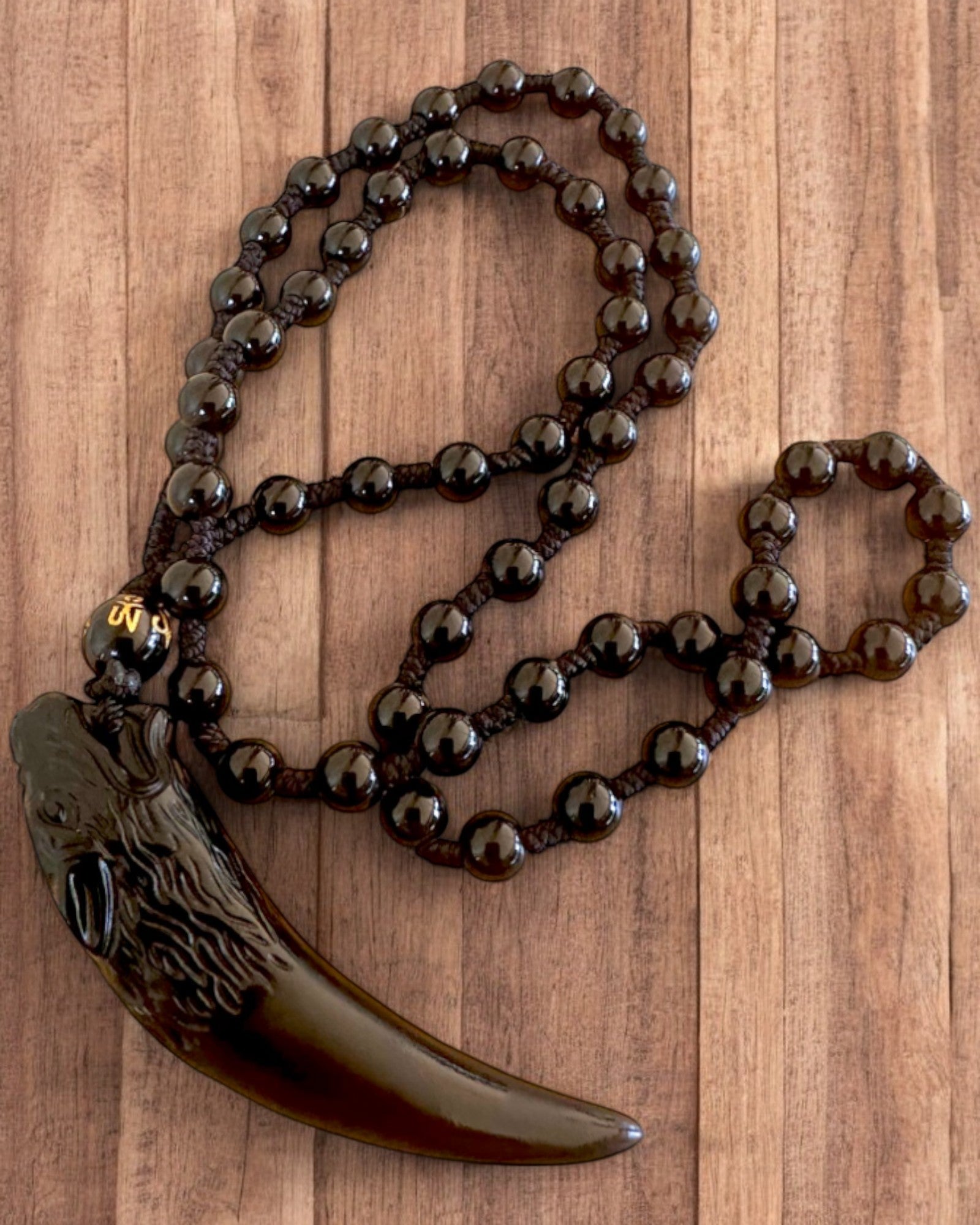 Wilczy Ząb Jadeitowy - Amulett for Styrke og Beskyttelse, mulighet for personalisering med gravering som gave