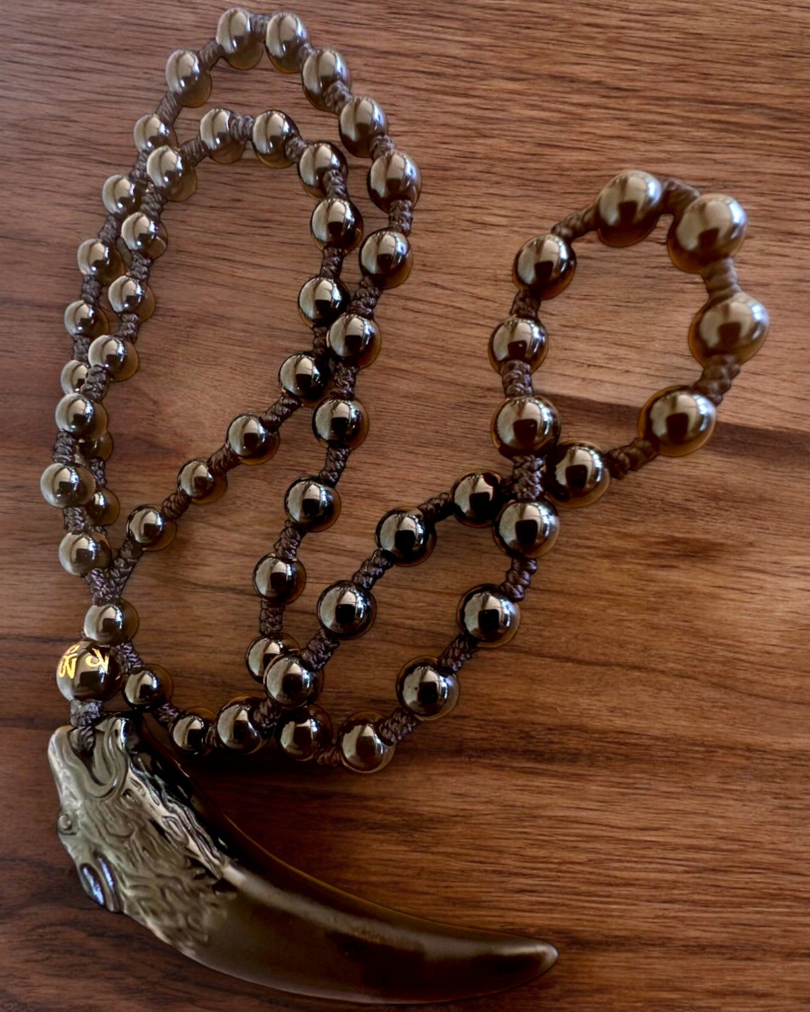 Wilczy Ząb Jadeitowy - Amulett for Styrke og Beskyttelse, mulighet for personalisering med gravering som gave