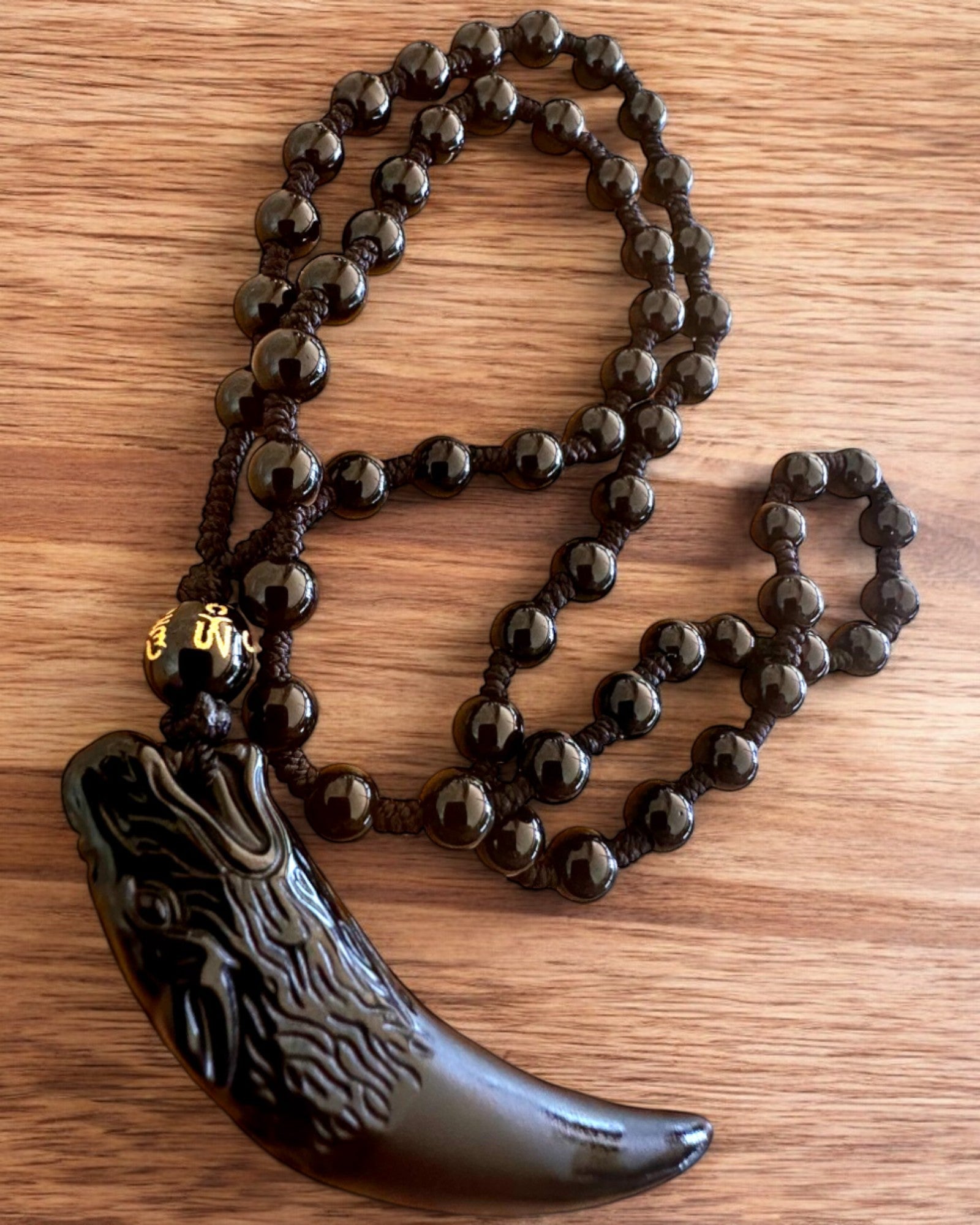 Wilczy Ząb Jadeitowy - Amulett for Styrke og Beskyttelse, mulighet for personalisering med gravering som gave