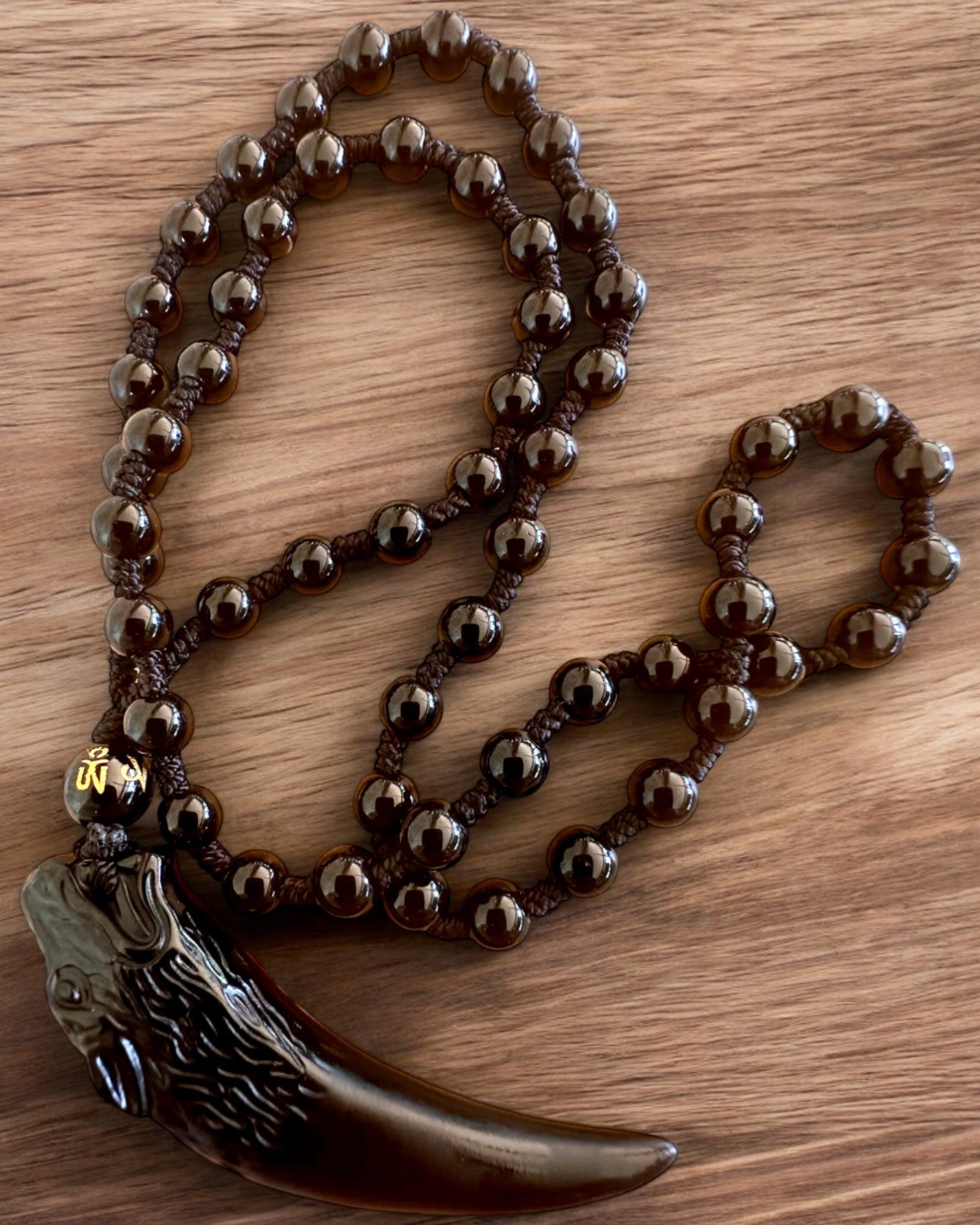 Wilczy Ząb Jadeitowy - Amulett for Styrke og Beskyttelse, mulighet for personalisering med gravering som gave