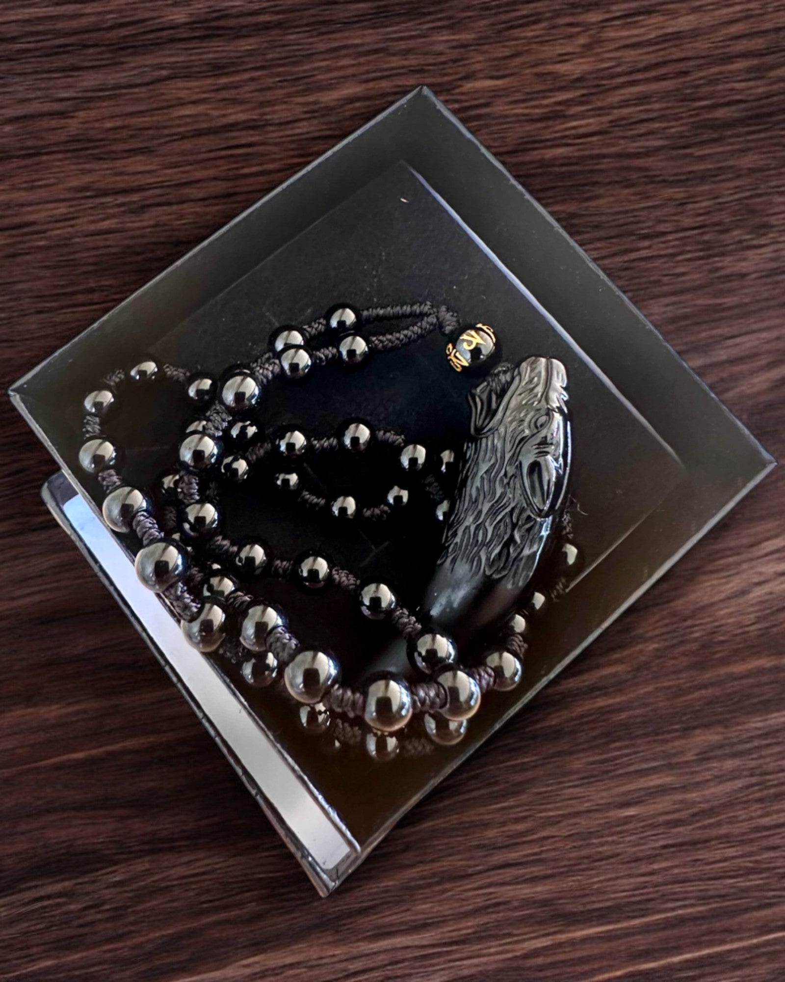 Wilczy Ząb Jadeitowy - Amulett for Styrke og Beskyttelse, mulighet for personalisering med gravering som gave