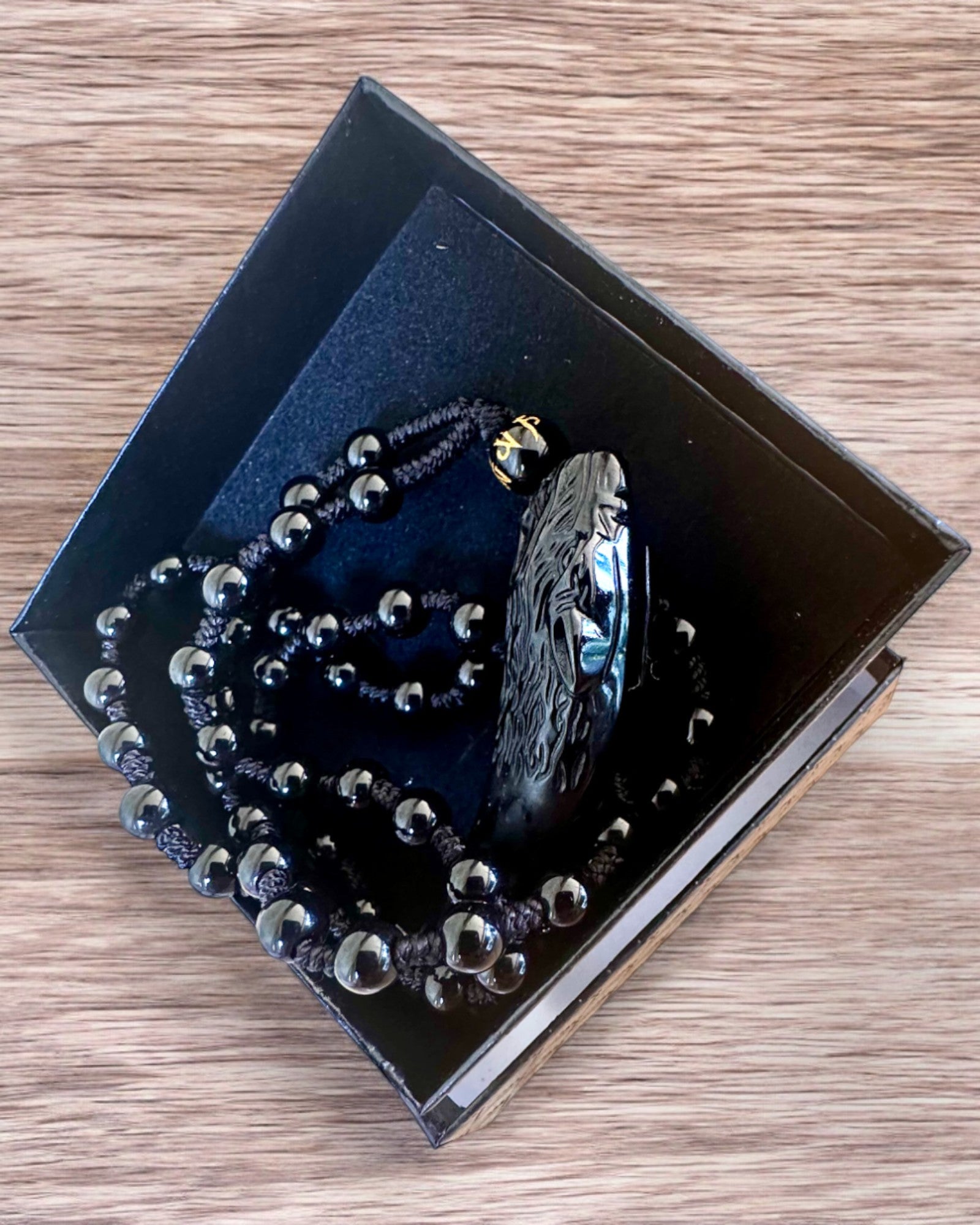 Wilczy Ząb Jadeitowy - Amulett for Styrke og Beskyttelse, mulighet for personalisering med gravering som gave