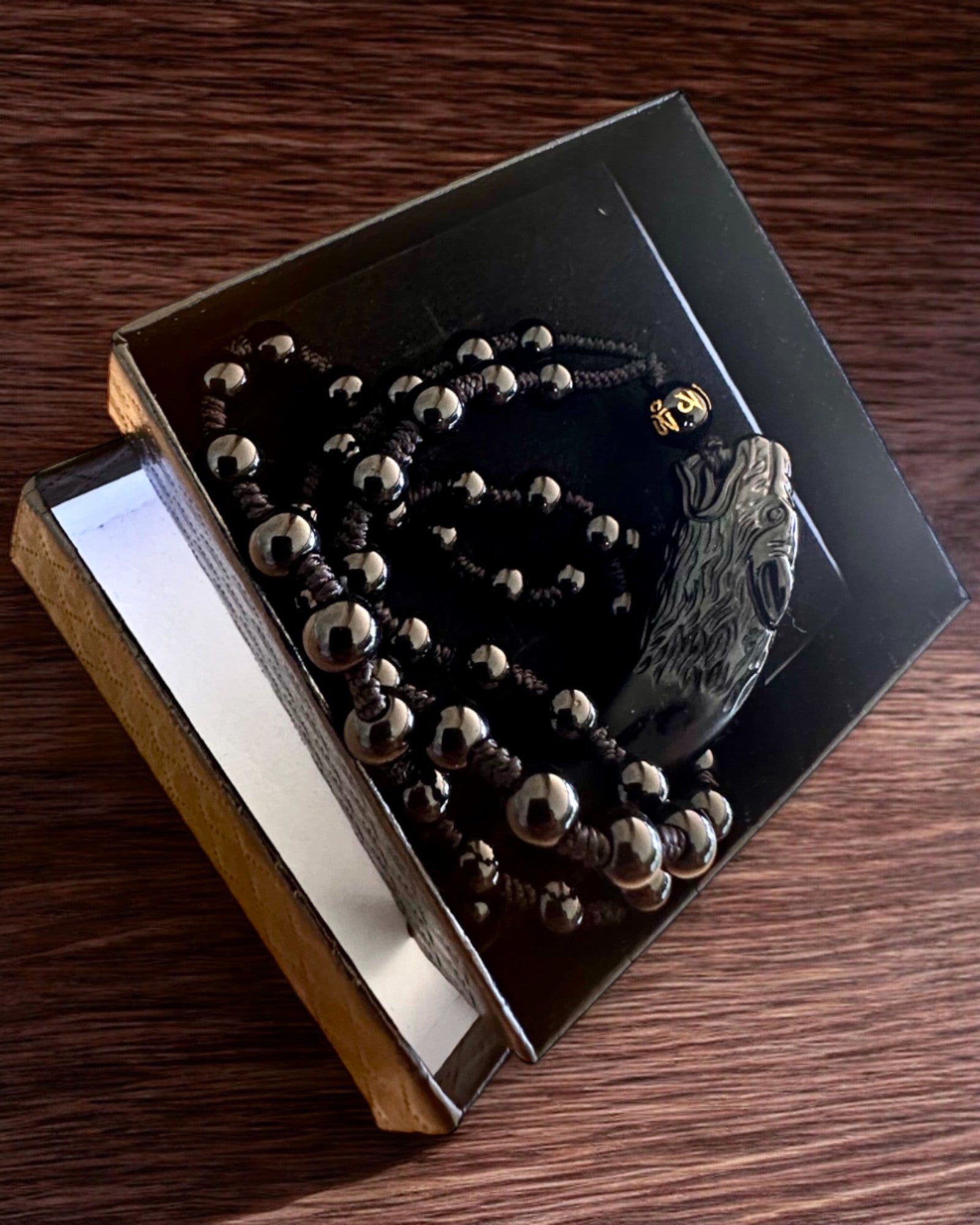 Wilczy Ząb Jadeitowy - Amulett for Styrke og Beskyttelse, mulighet for personalisering med gravering som gave