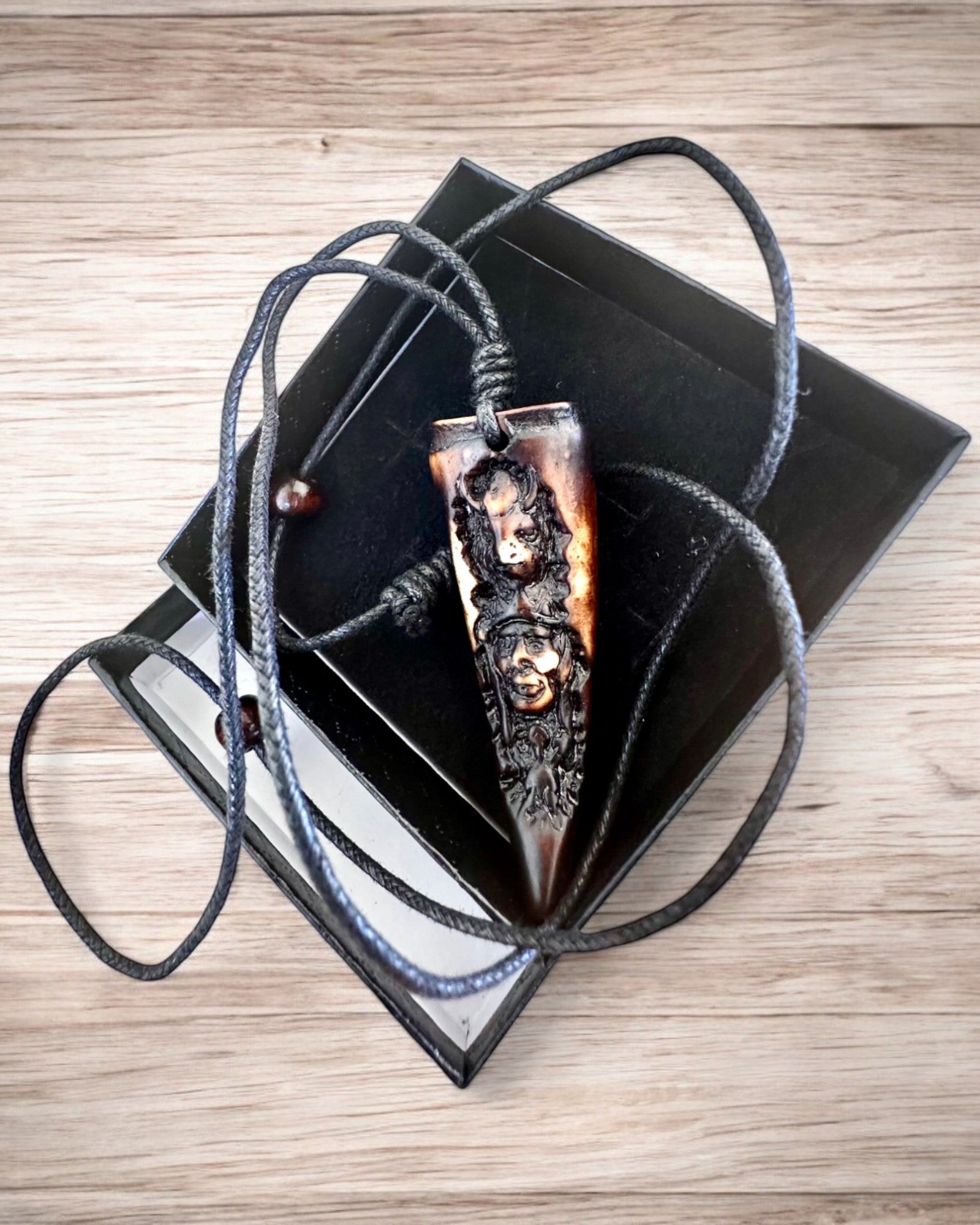 Wilczy Kieł halskjede, amulett av harpiks - Mystisk Naturkraft, mulighet for personlig gravering som gave