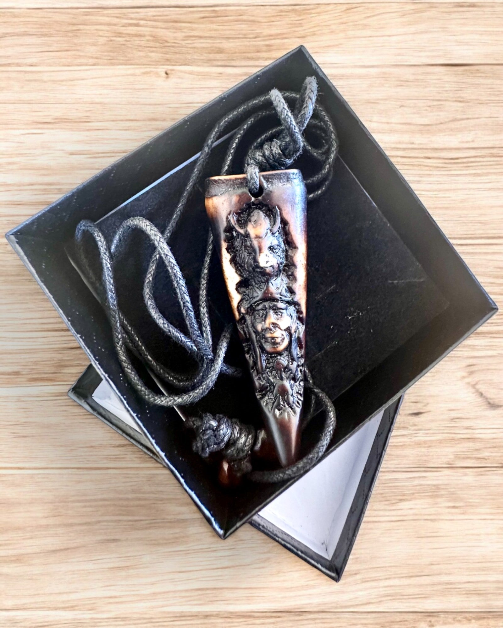 Wilczy Kieł halskjede, amulett av harpiks - Mystisk Naturkraft, mulighet for personlig gravering som gave