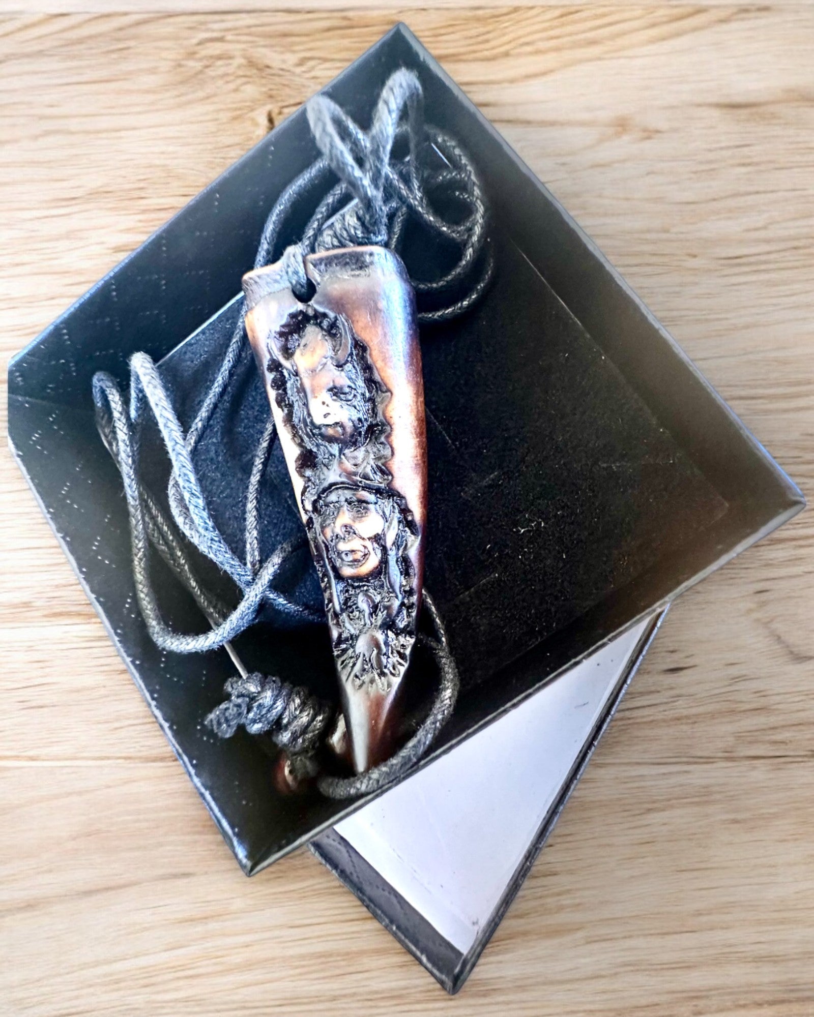 Wilczy Kieł halskjede, amulett av harpiks - Mystisk Naturkraft, mulighet for personlig gravering som gave