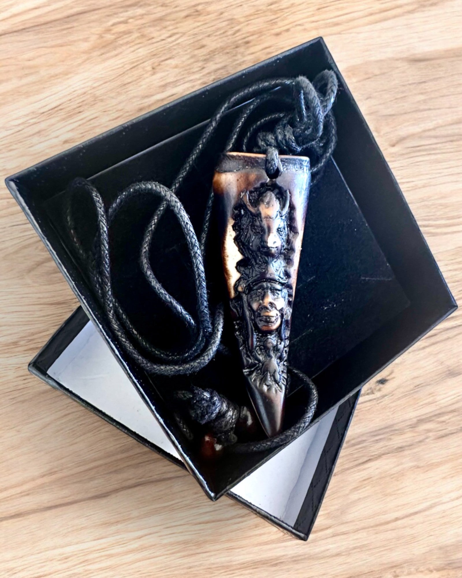 Wilczy Kieł halskjede, amulett av harpiks - Mystisk Naturkraft, mulighet for personlig gravering som gave