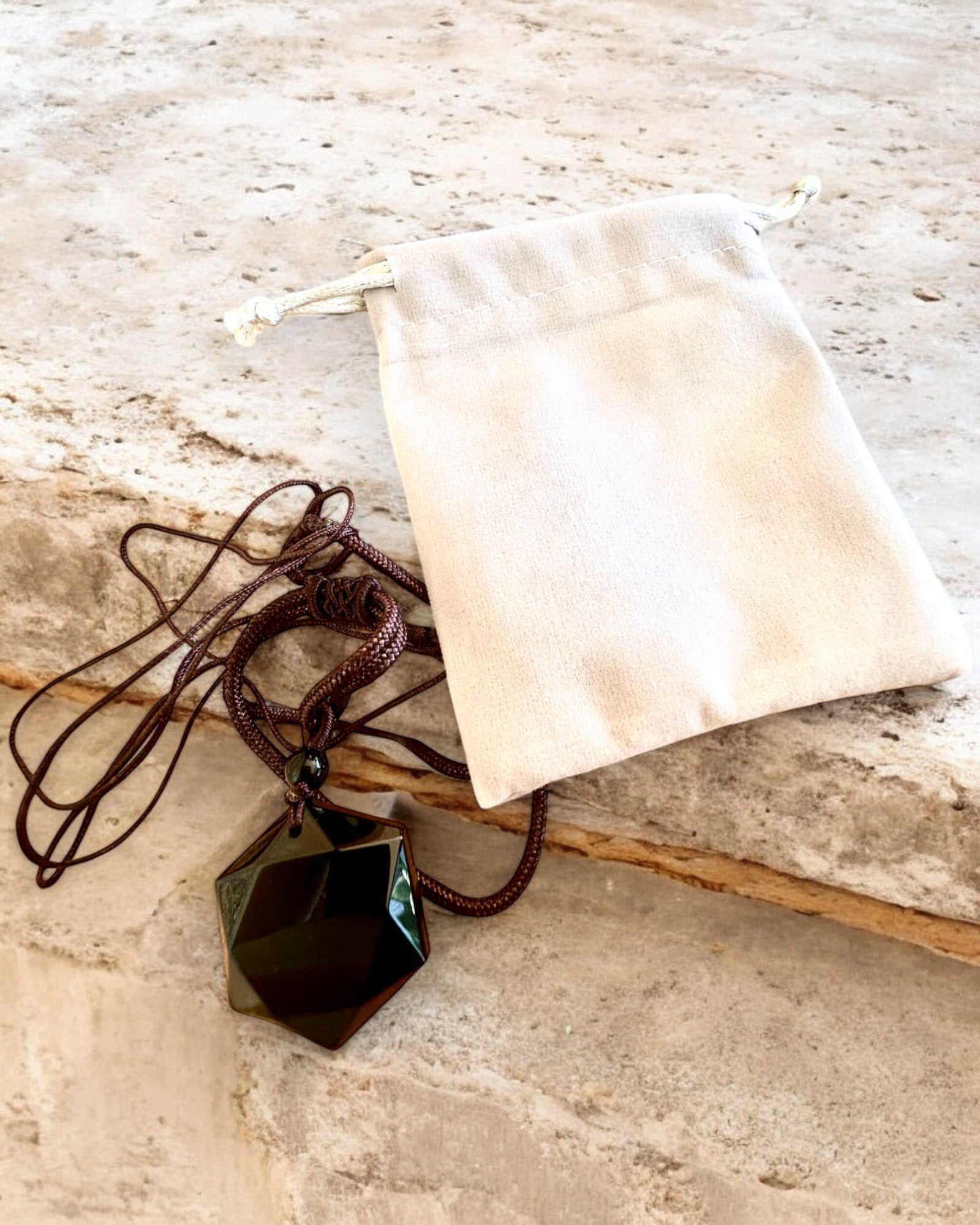 Amulett av svart obsidian "Davidstjerne", mulighet for personlig gravering som gave