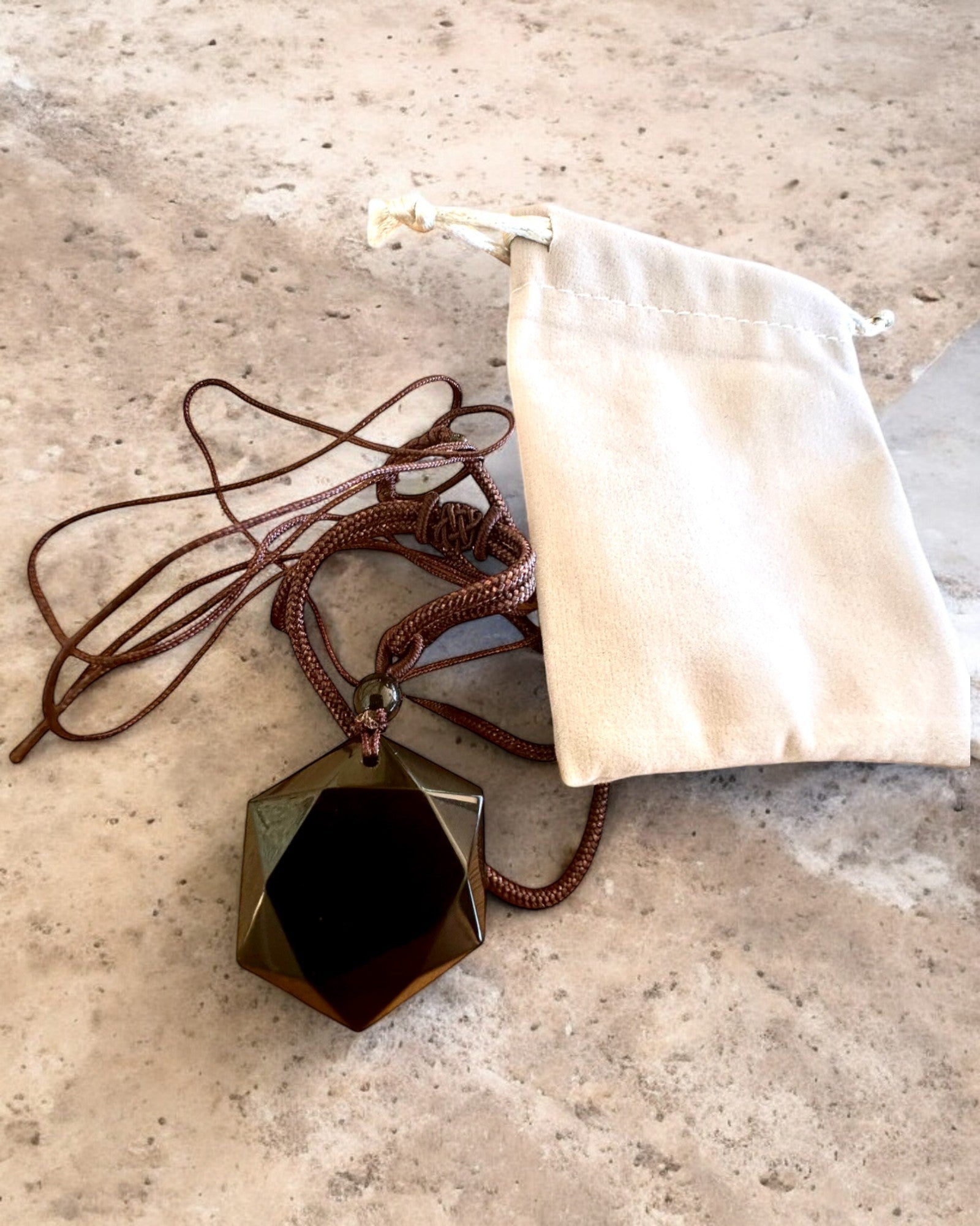 Amulett av svart obsidian "Davidstjerne", mulighet for personlig gravering som gave