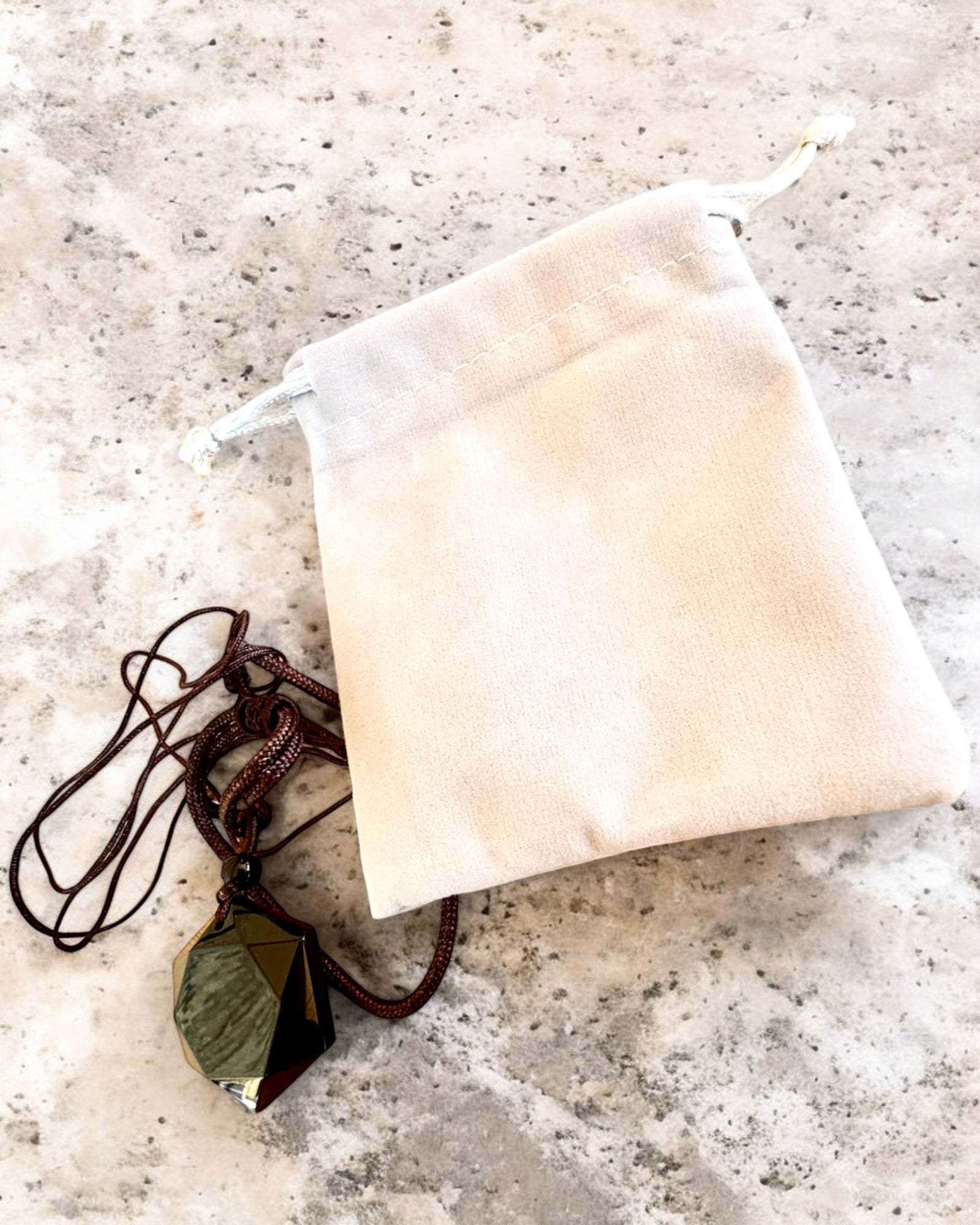 Amulett av svart obsidian "Davidstjerne", mulighet for personlig gravering som gave