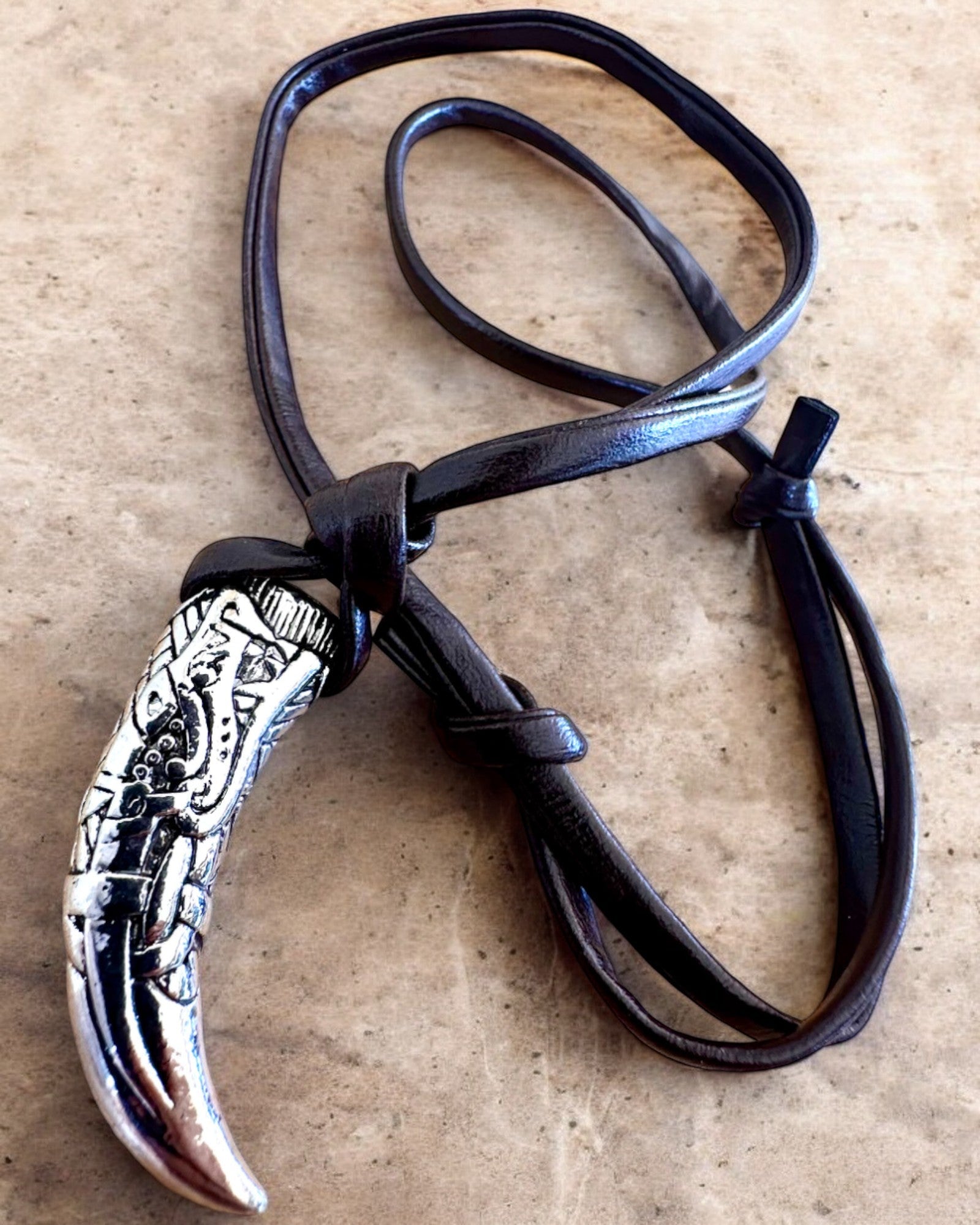 Wilczy Kieł i rustfritt stål – Amulett av Mot, halskjede med mulighet for personlig gravering som gave