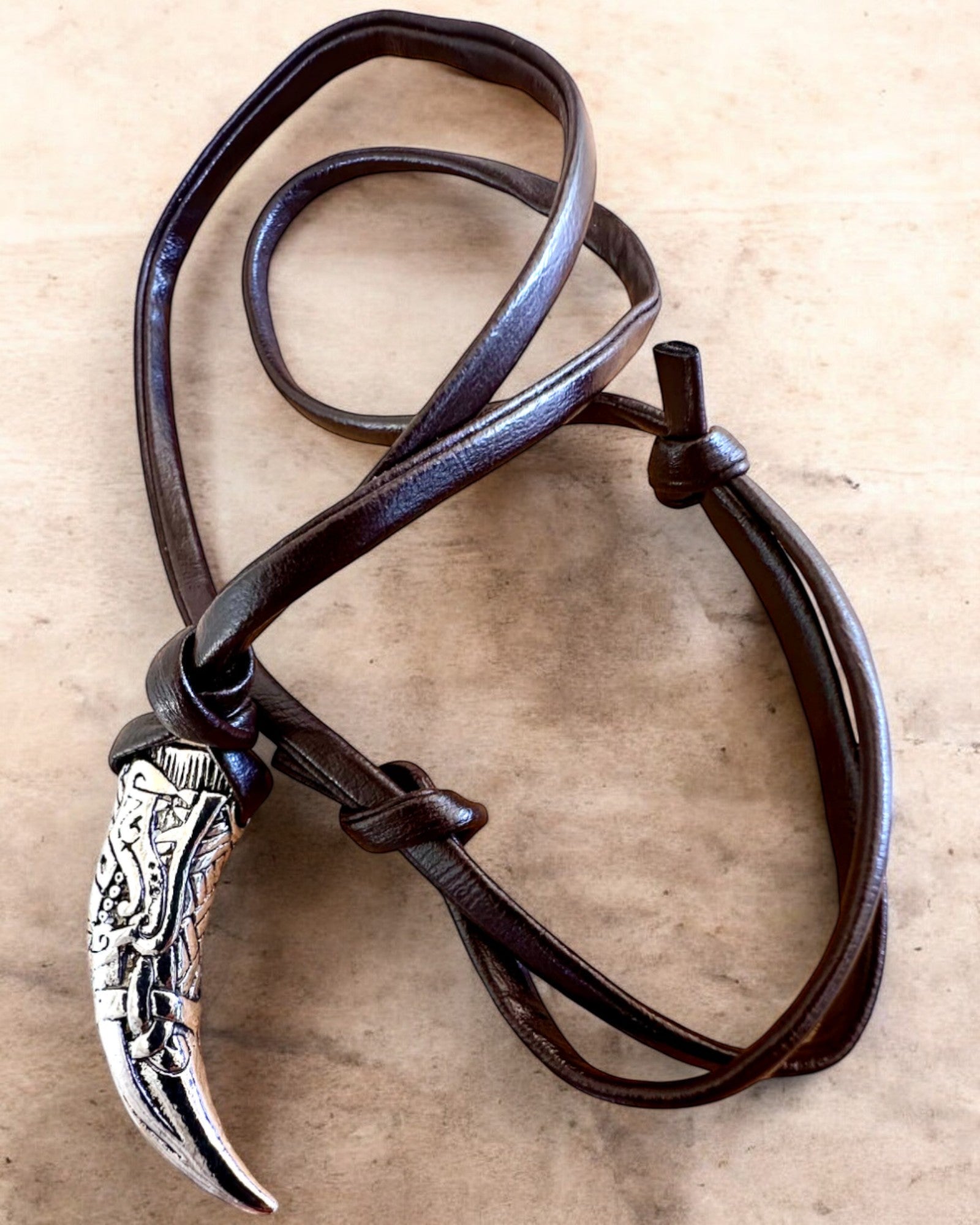 Wilczy Kieł i rustfritt stål – Amulett av Mot, halskjede med mulighet for personlig gravering som gave