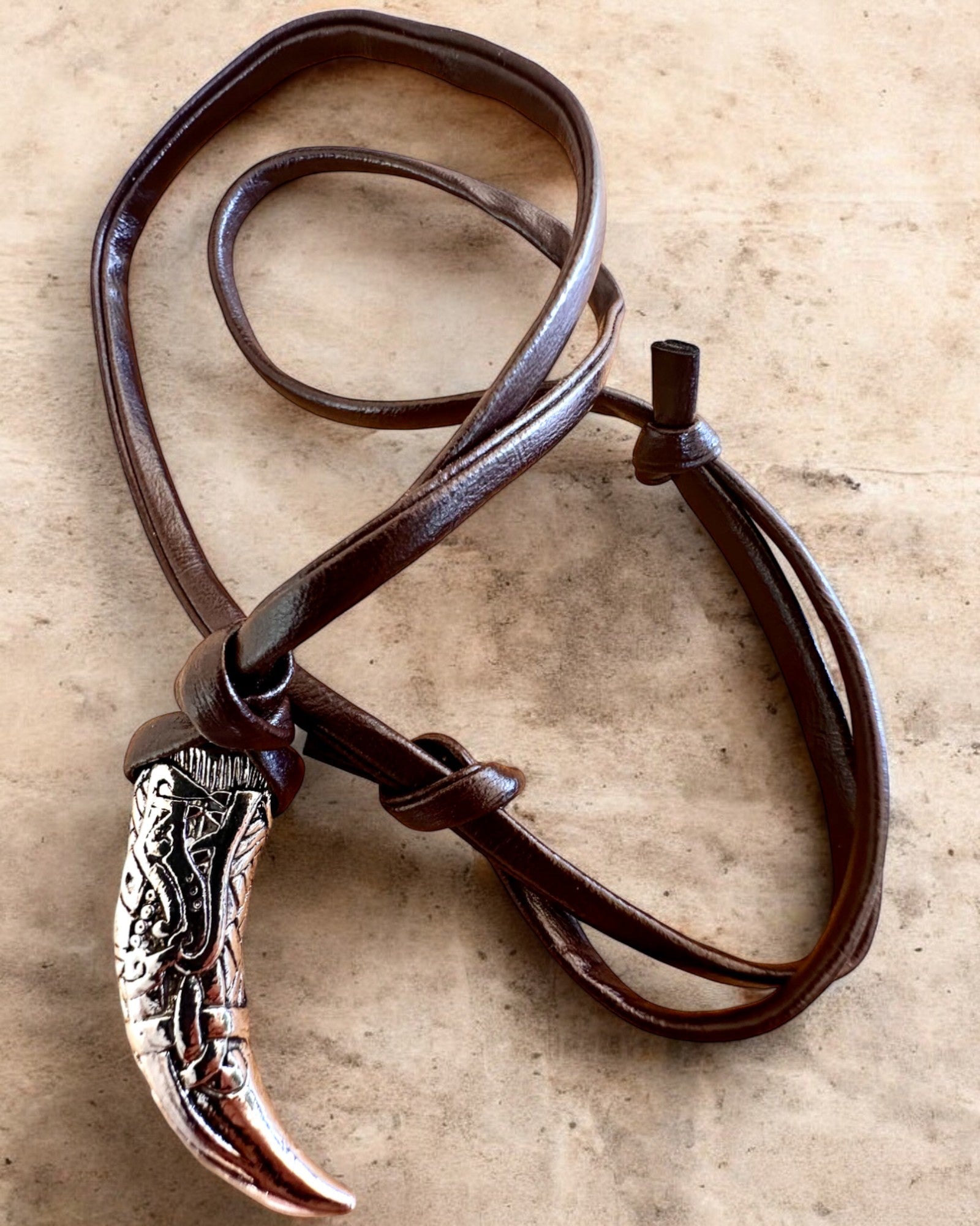 Wilczy Kieł i rustfritt stål – Amulett av Mot, halskjede med mulighet for personlig gravering som gave