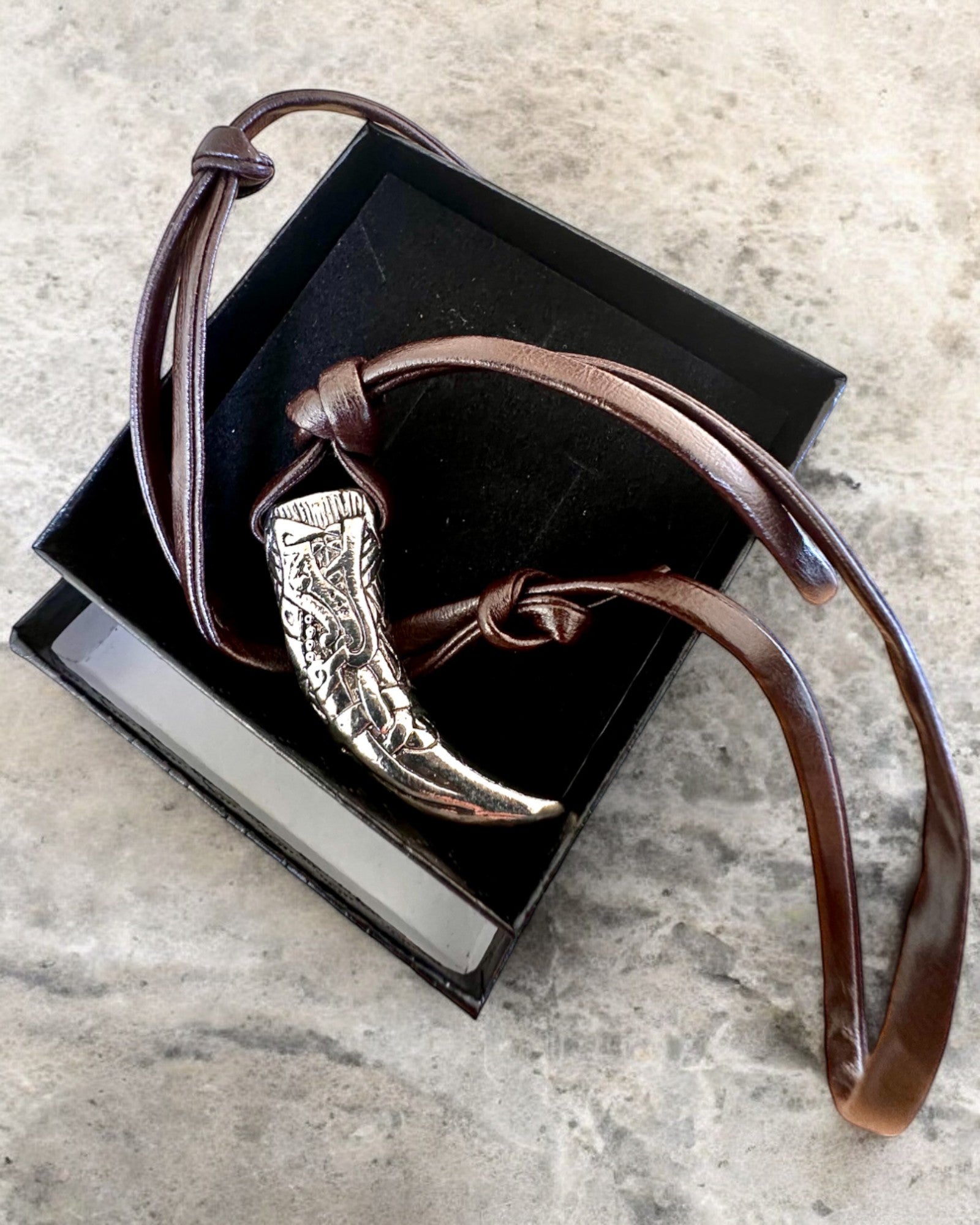 Wilczy Kieł i rustfritt stål – Amulett av Mot, halskjede med mulighet for personlig gravering som gave