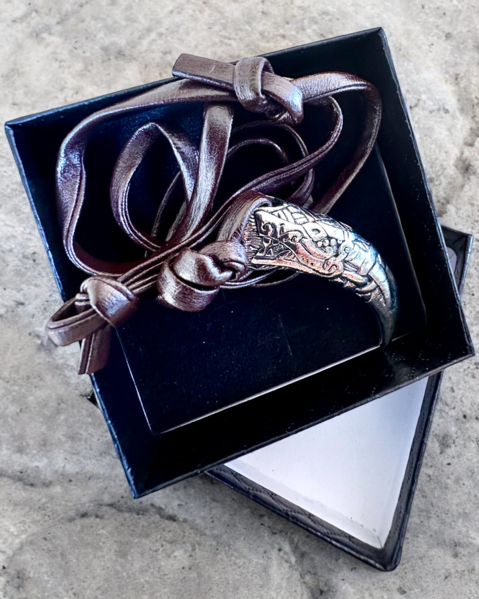 Wilczy Kieł i rustfritt stål – Amulett av Mot, halskjede med mulighet for personlig gravering som gave