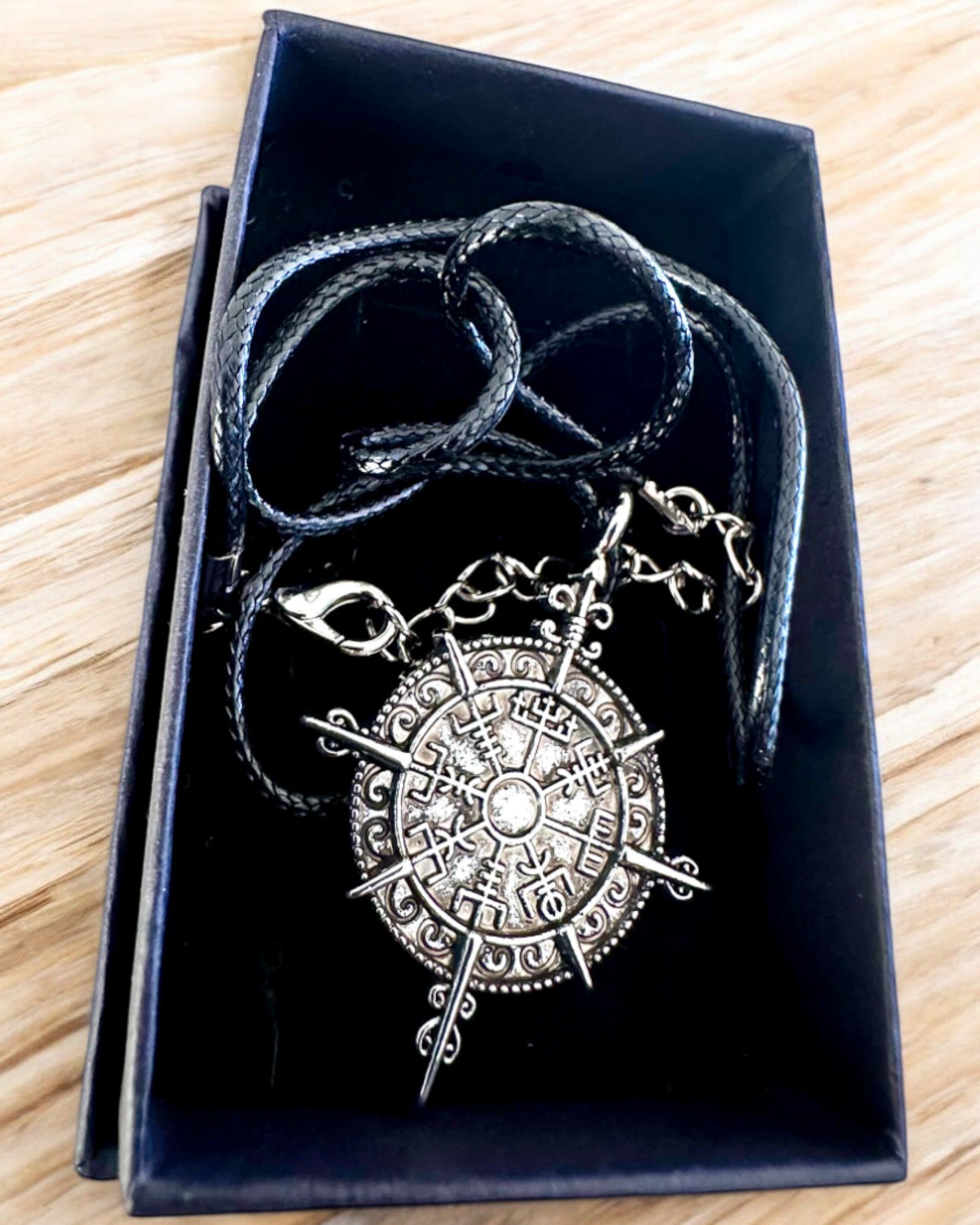 Amulett Nordens Kriger - Vikingkompass, mulighet for personlig gravering som gave, 2 varianter å velge mellom