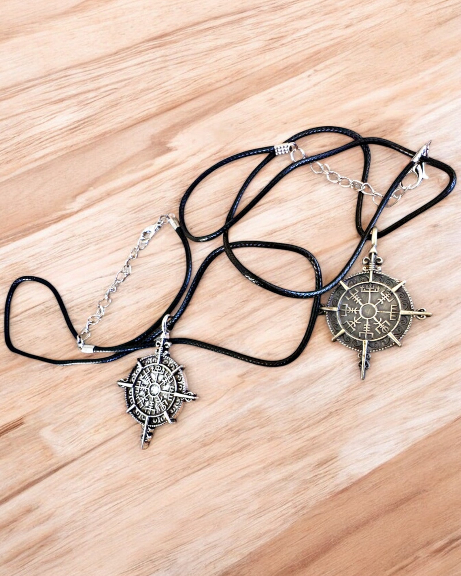 Amulett Nordens Kriger - Vikingkompass, mulighet for personlig gravering som gave, 2 varianter å velge mellom