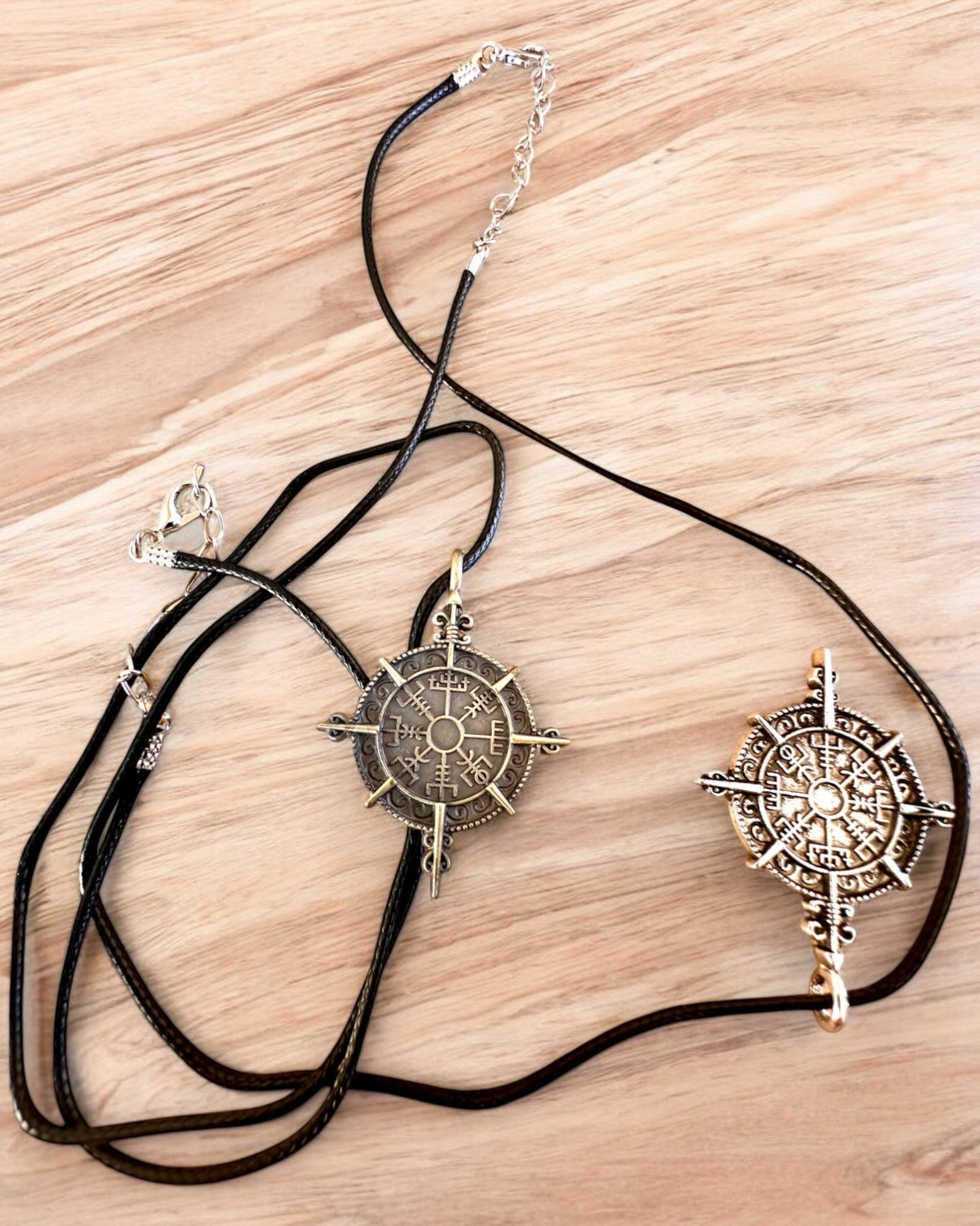 Amulett Nordens Kriger - Vikingkompass, mulighet for personlig gravering som gave, 2 varianter å velge mellom