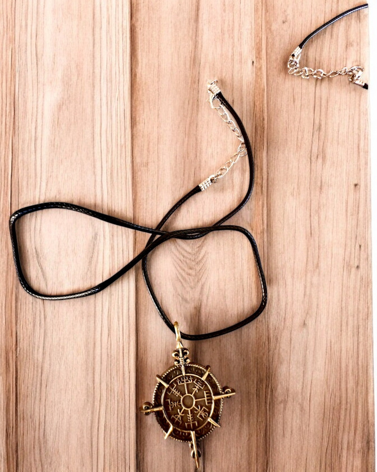 Amulett Nordens Kriger - Vikingkompass, mulighet for personlig gravering som gave, 2 varianter å velge mellom