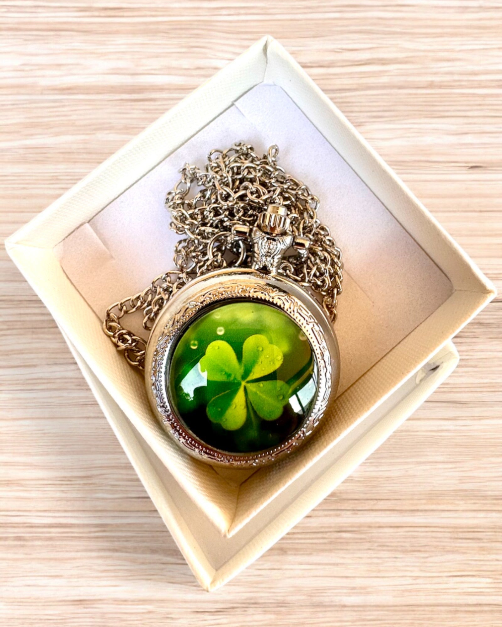 Lommeur "CloverTime" med firkløvermotiv, mulighet for personlig gravering som gave